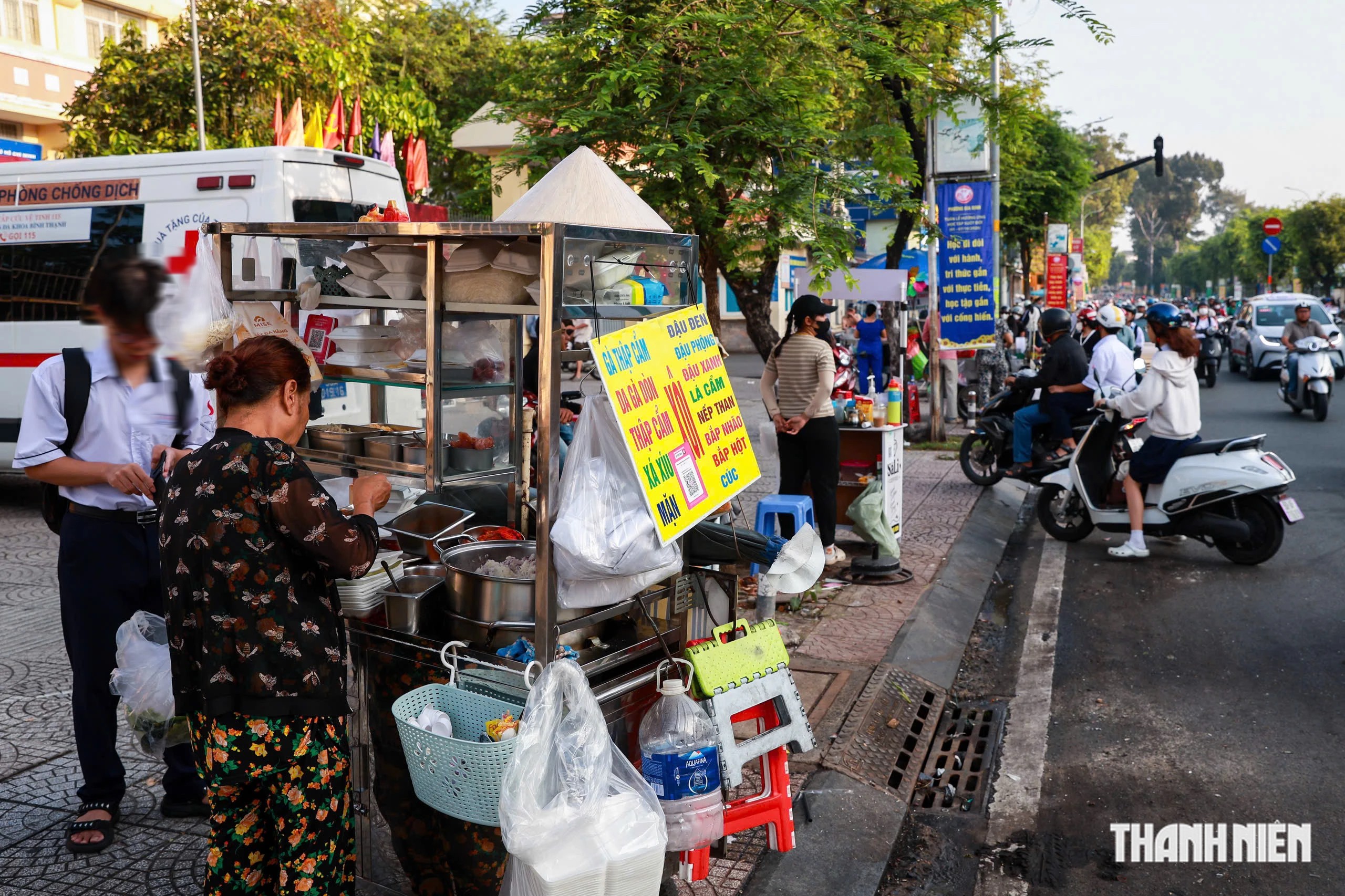 &Ugrave;n tắc trước cổng trường ở TP.HCM: Dẹp nạn h&agrave;ng rong lấn chiếm được kh&ocirc;ng?- Ảnh 4.