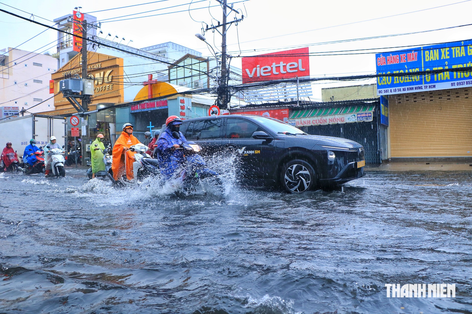 Mưa lớn kéo dài ở TP.HCM chiều nay 29.9: Đường lớn, hẻm, khu dân cư 'thành sông' - Ảnh 1.