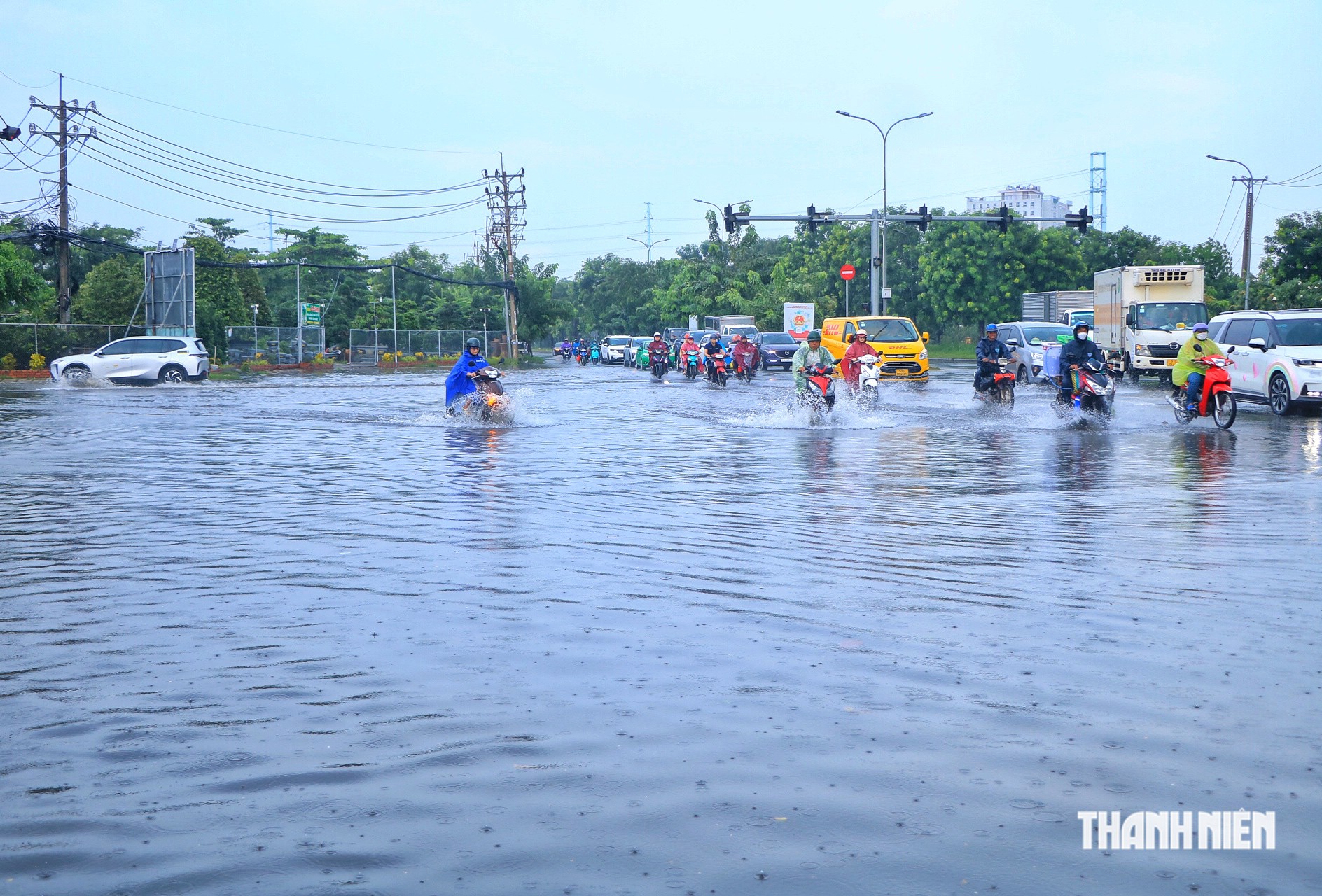 Mưa lớn kéo dài ở TP.HCM chiều nay 29.9: Đường lớn, hẻm, khu dân cư 'thành sông' - Ảnh 5.