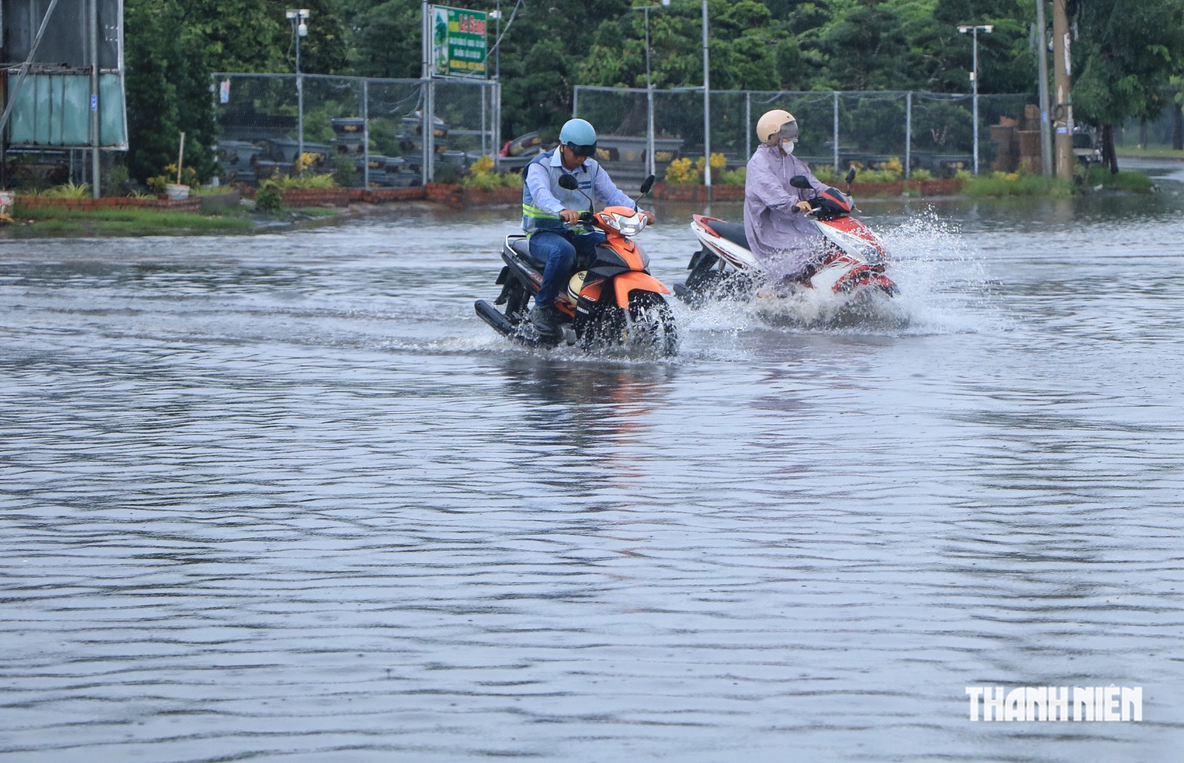Mưa lớn kéo dài ở TP.HCM chiều nay 29.9: Đường lớn, hẻm, khu dân cư 'thành sông' - Ảnh 6.
