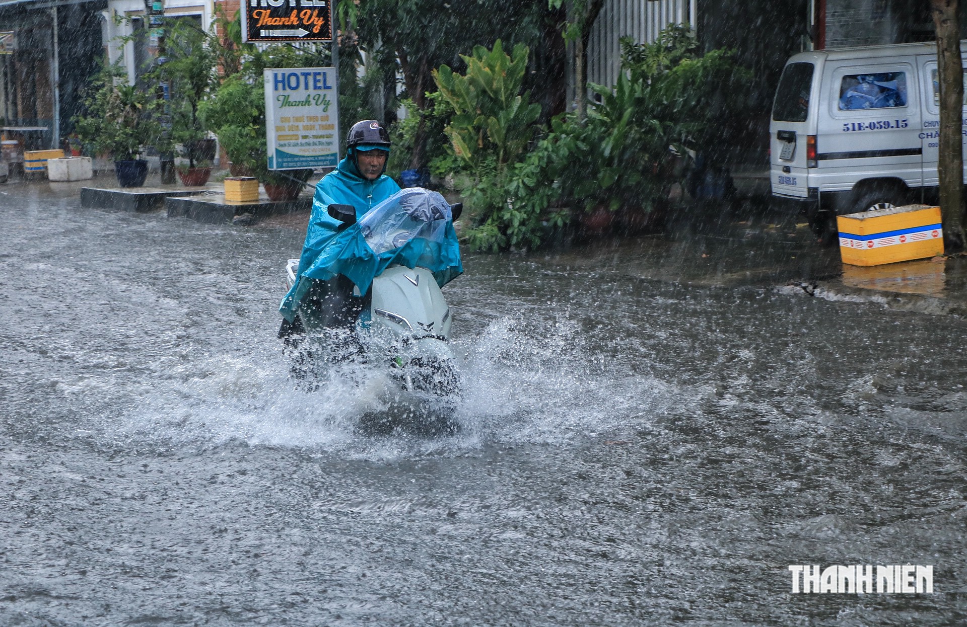 Mưa lớn kéo dài ở TP.HCM chiều nay 29.9: Đường lớn, hẻm, khu dân cư 'thành sông' - Ảnh 9.