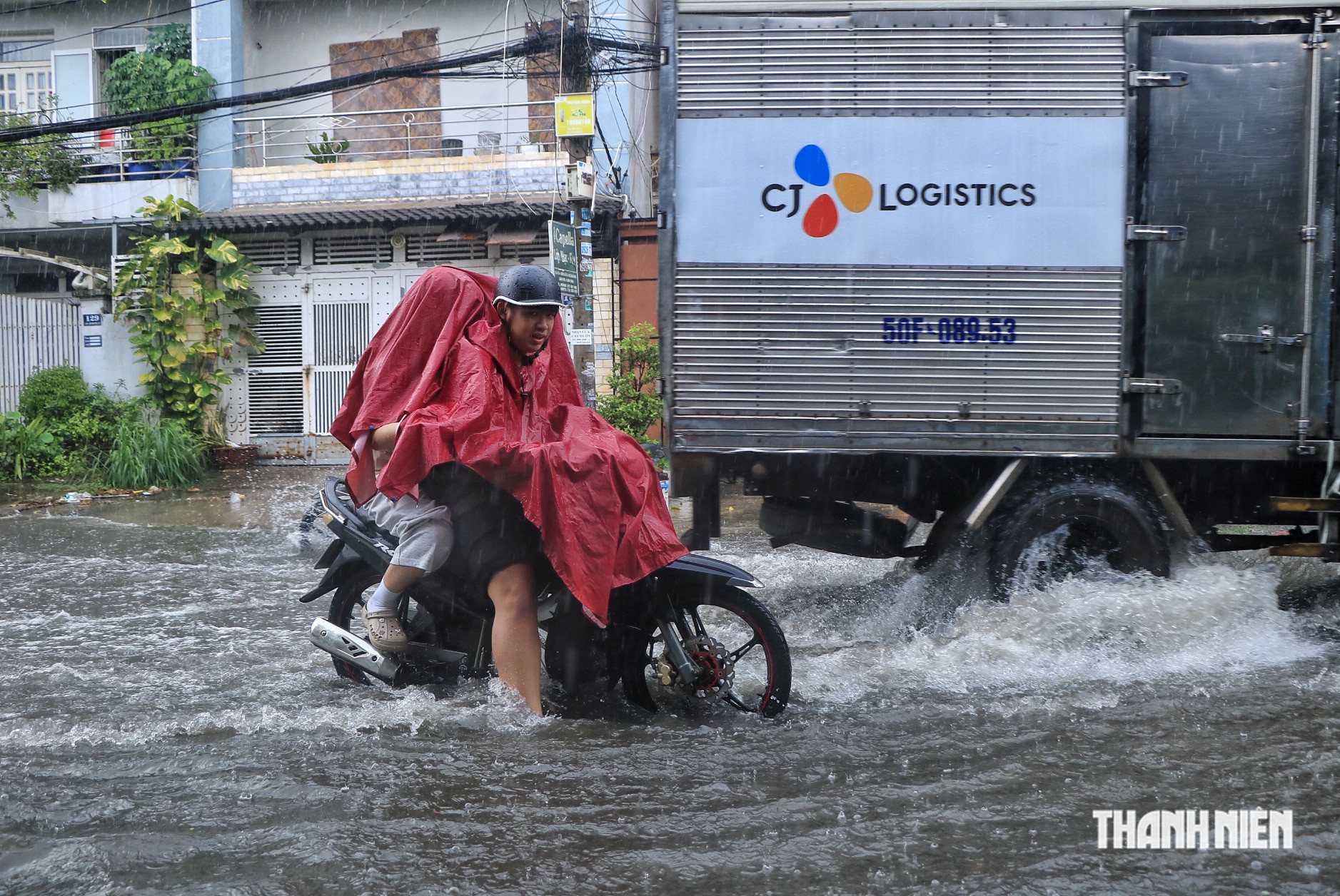 Mưa lớn kéo dài ở TP.HCM chiều nay 29.9: Đường lớn, hẻm, khu dân cư 'thành sông' - Ảnh 8.