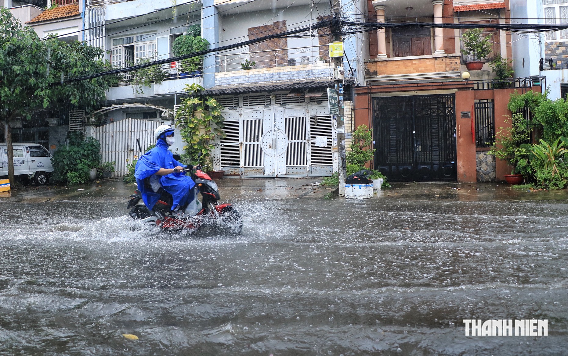 Mưa lớn kéo dài ở TP.HCM chiều nay 29.9: Đường lớn, hẻm, khu dân cư 'thành sông' - Ảnh 7.