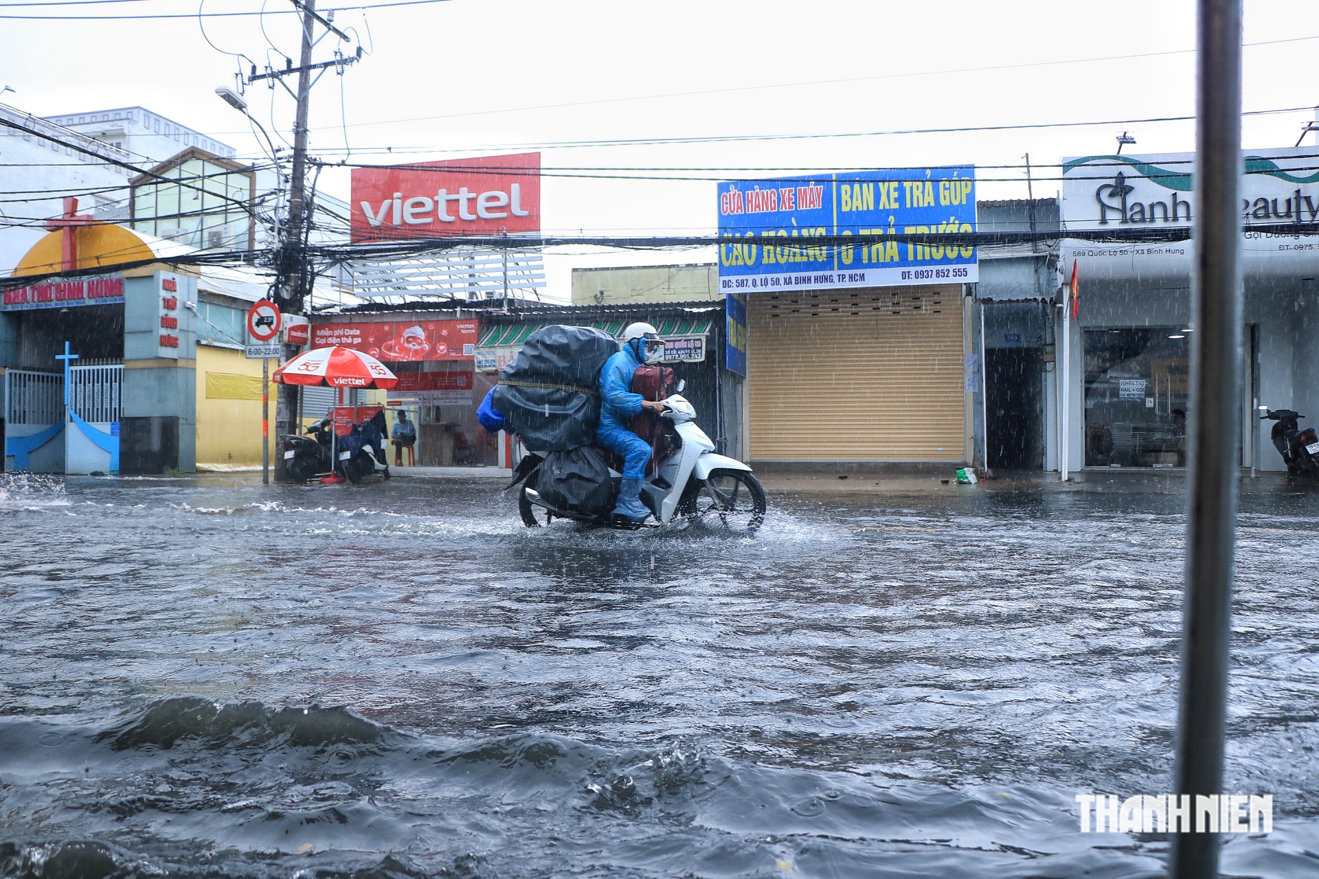 Mưa lớn kéo dài ở TP.HCM chiều nay 29.9: Đường lớn, hẻm, khu dân cư 'thành sông' - Ảnh 4.