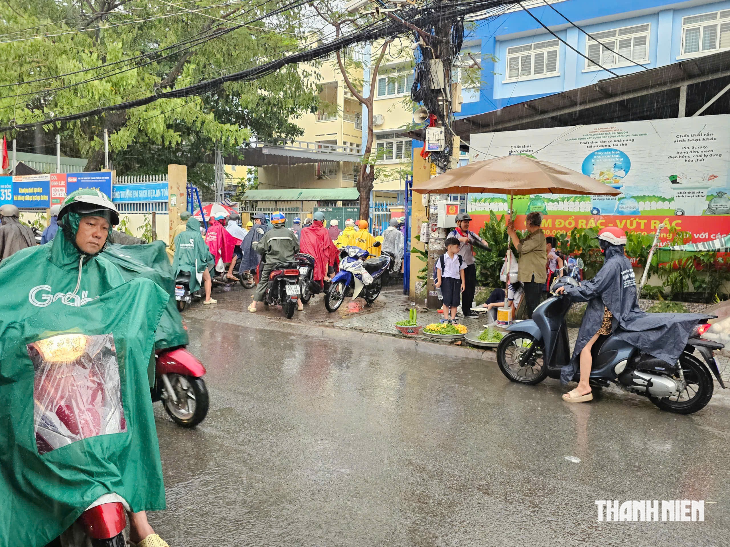 &Ugrave;n tắc trước cổng trường ở TP.HCM: Dẹp nạn h&agrave;ng rong lấn chiếm được kh&ocirc;ng?- Ảnh 8.