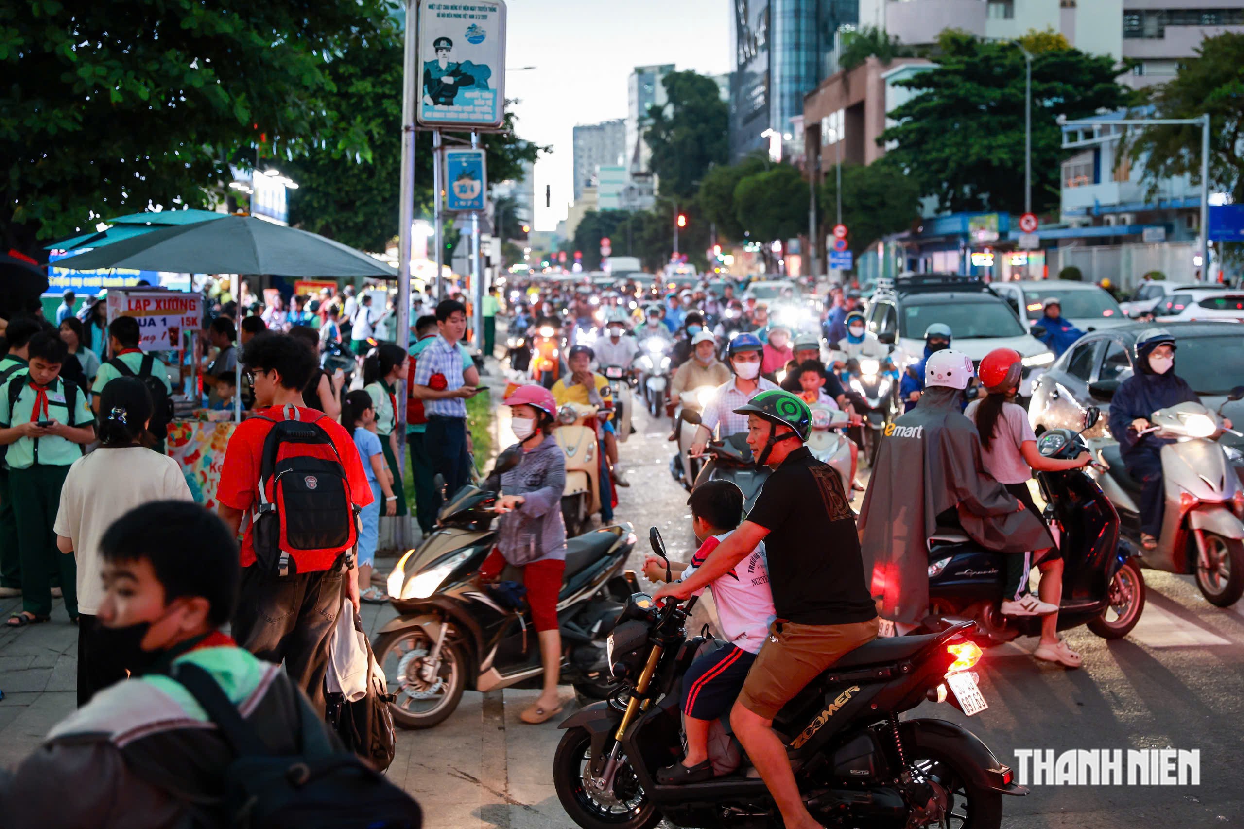 &Ugrave;n tắc trước cổng trường ở TP.HCM: Dẹp nạn h&agrave;ng rong lấn chiếm được kh&ocirc;ng?- Ảnh 1.