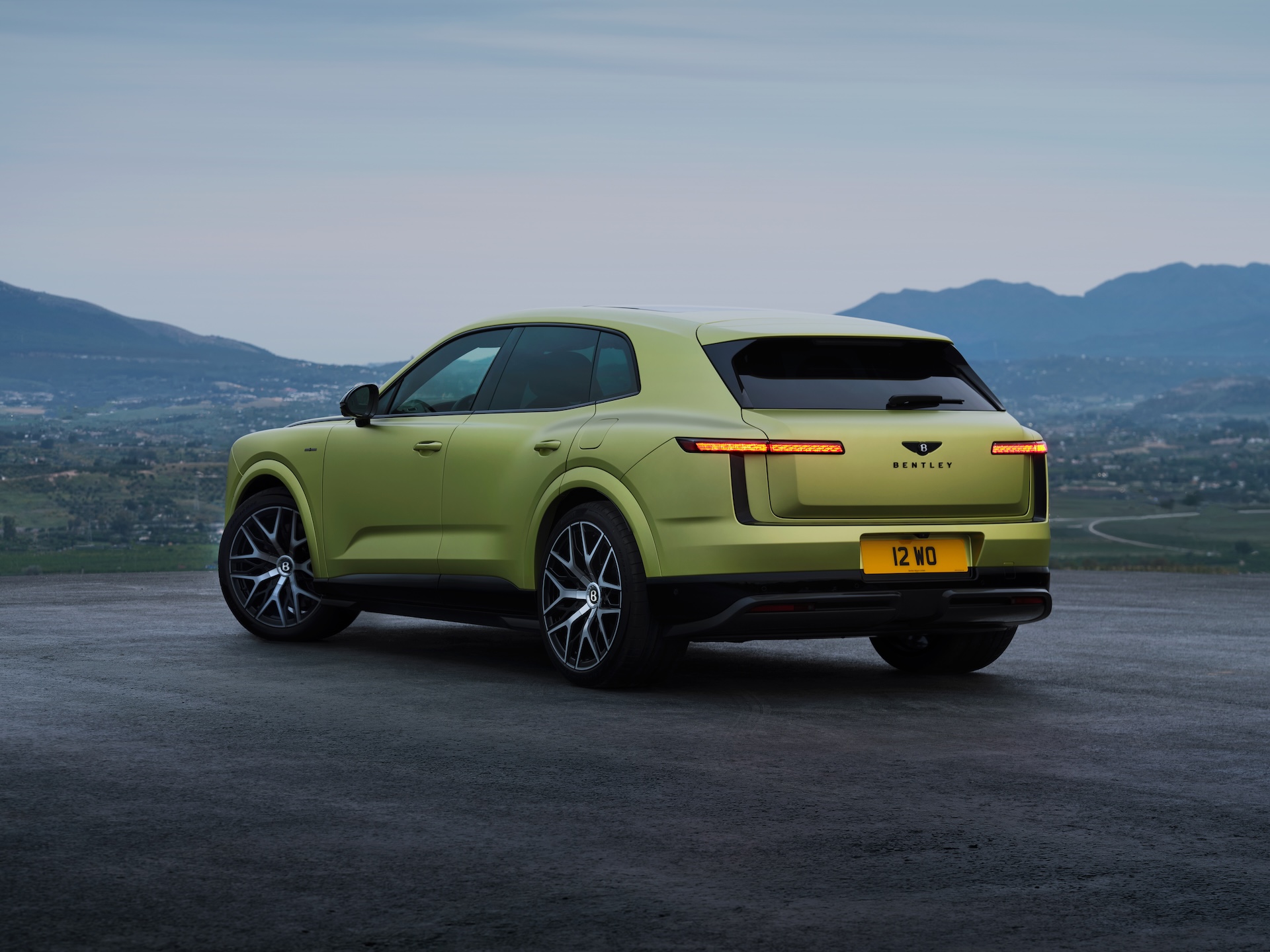 SUV điện đầu tiên của Bentley có gì thu hút giới nhà giàu?- Ảnh 3.