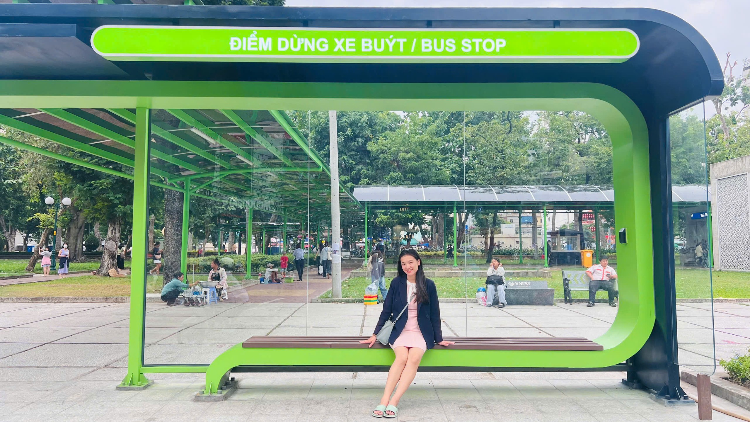 Giữa trung tâm TP.HCM có nhà chờ xe buýt siêu nổi, kéo mái che vào thẳng ga metro- Ảnh 1.