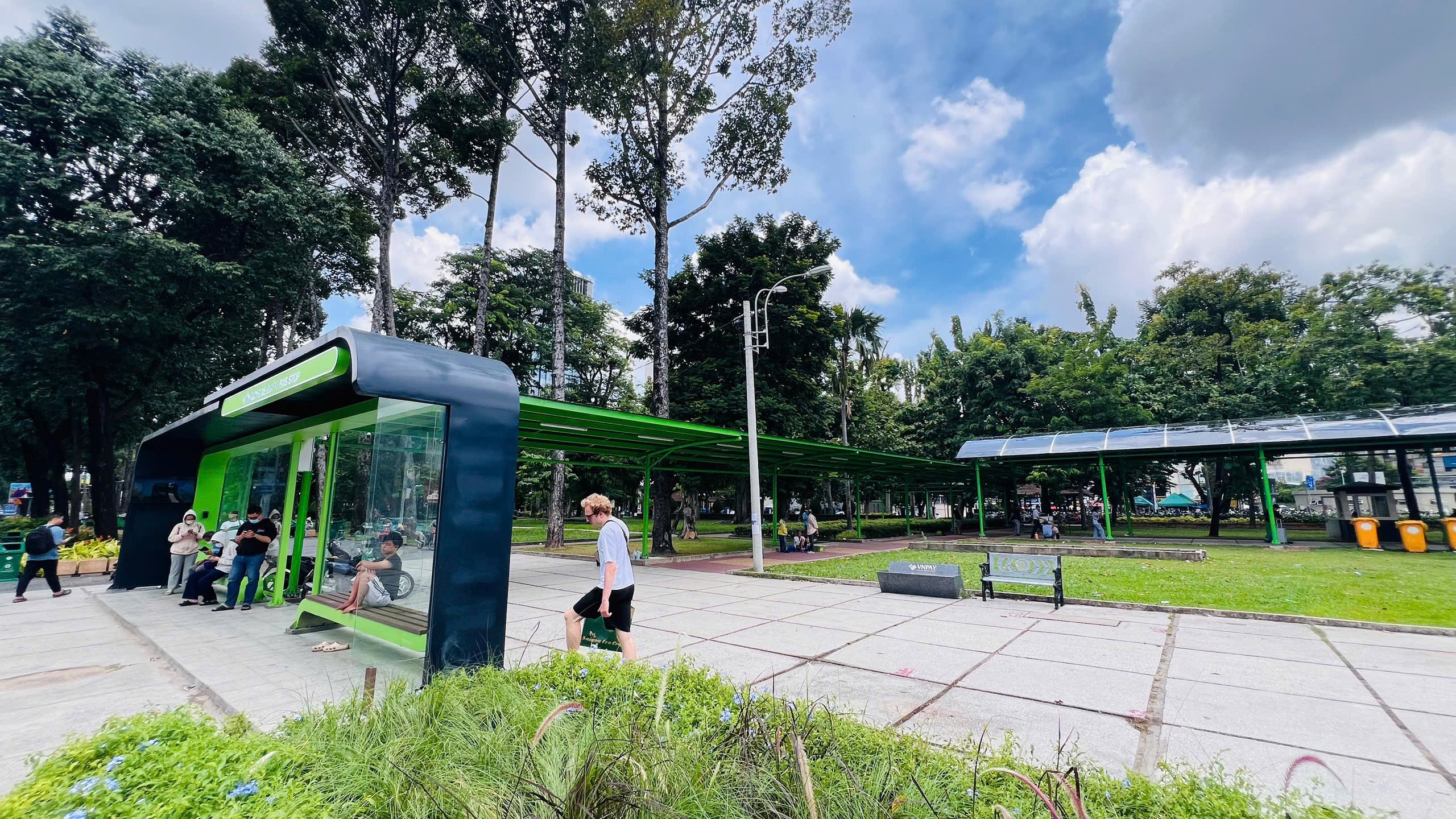 Giữa trung tâm TP.HCM có nhà chờ xe buýt siêu nổi, kéo mái che vào thẳng ga metro- Ảnh 3.