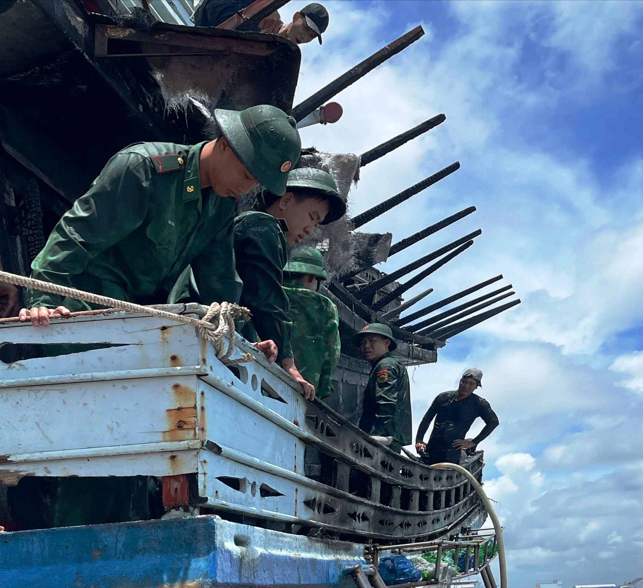 Cháy tàu cá đang neo đậu gần khu dân cư, thiệt hại trên 3 tỉ đồng- Ảnh 1.