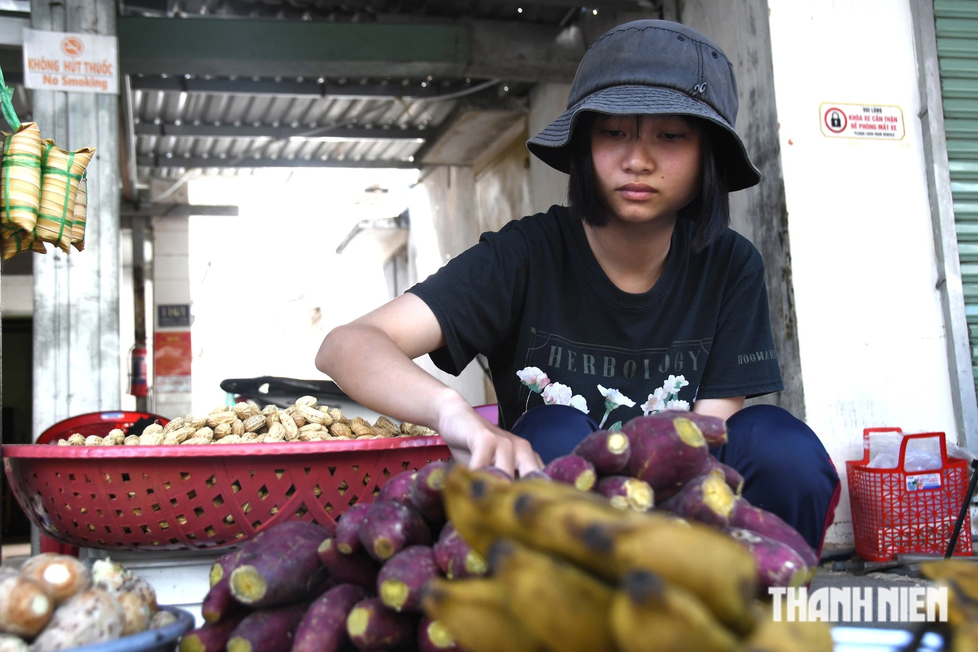 Quặn lòng cô học trò mồ côi mẹ, không nhà cửa cần được cứu giúp - Ảnh 2.