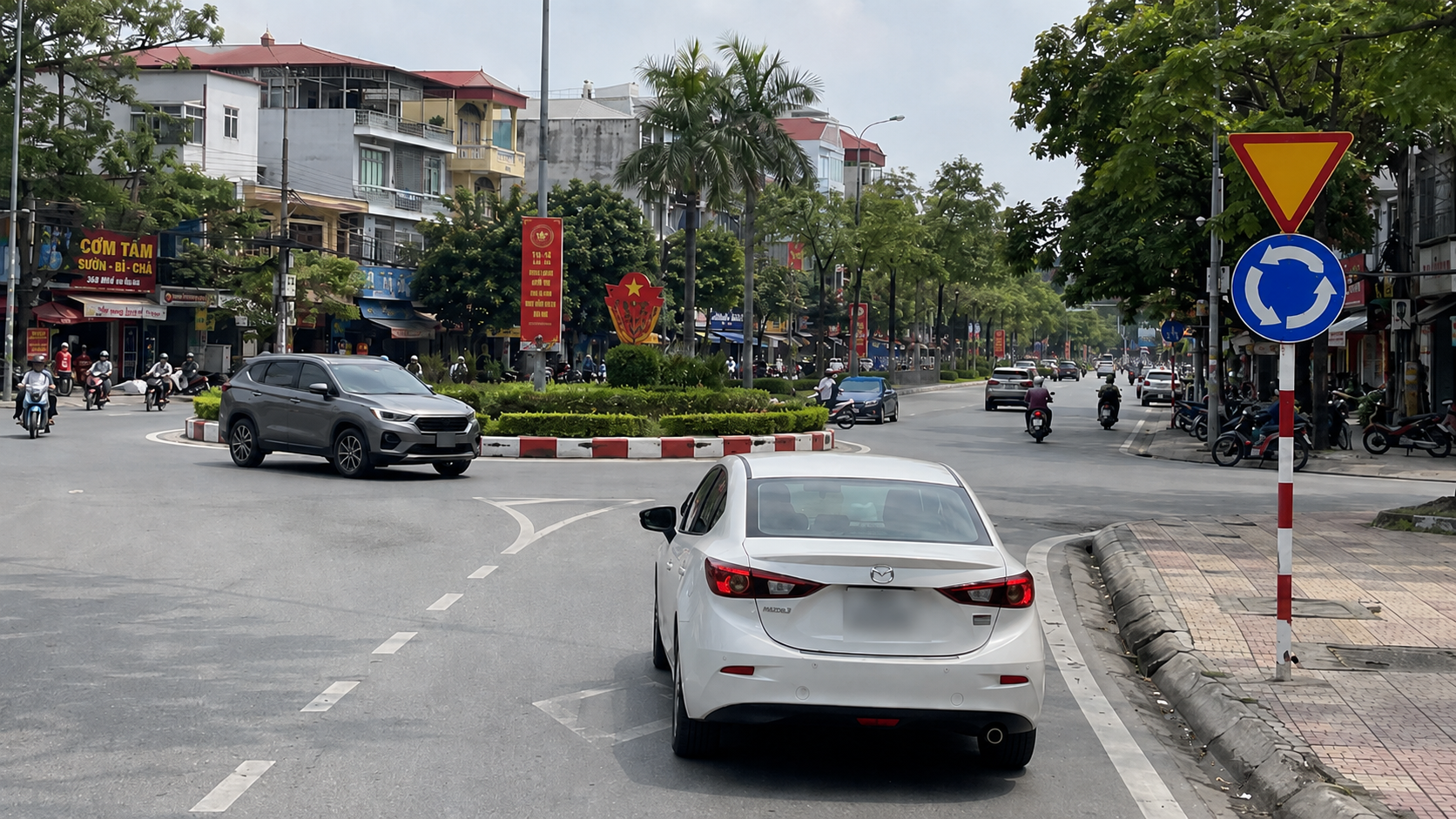 Vào vòng xuyến, phải nhường xe bên trái hay bên phải mới đúng luật? - Ảnh 1.