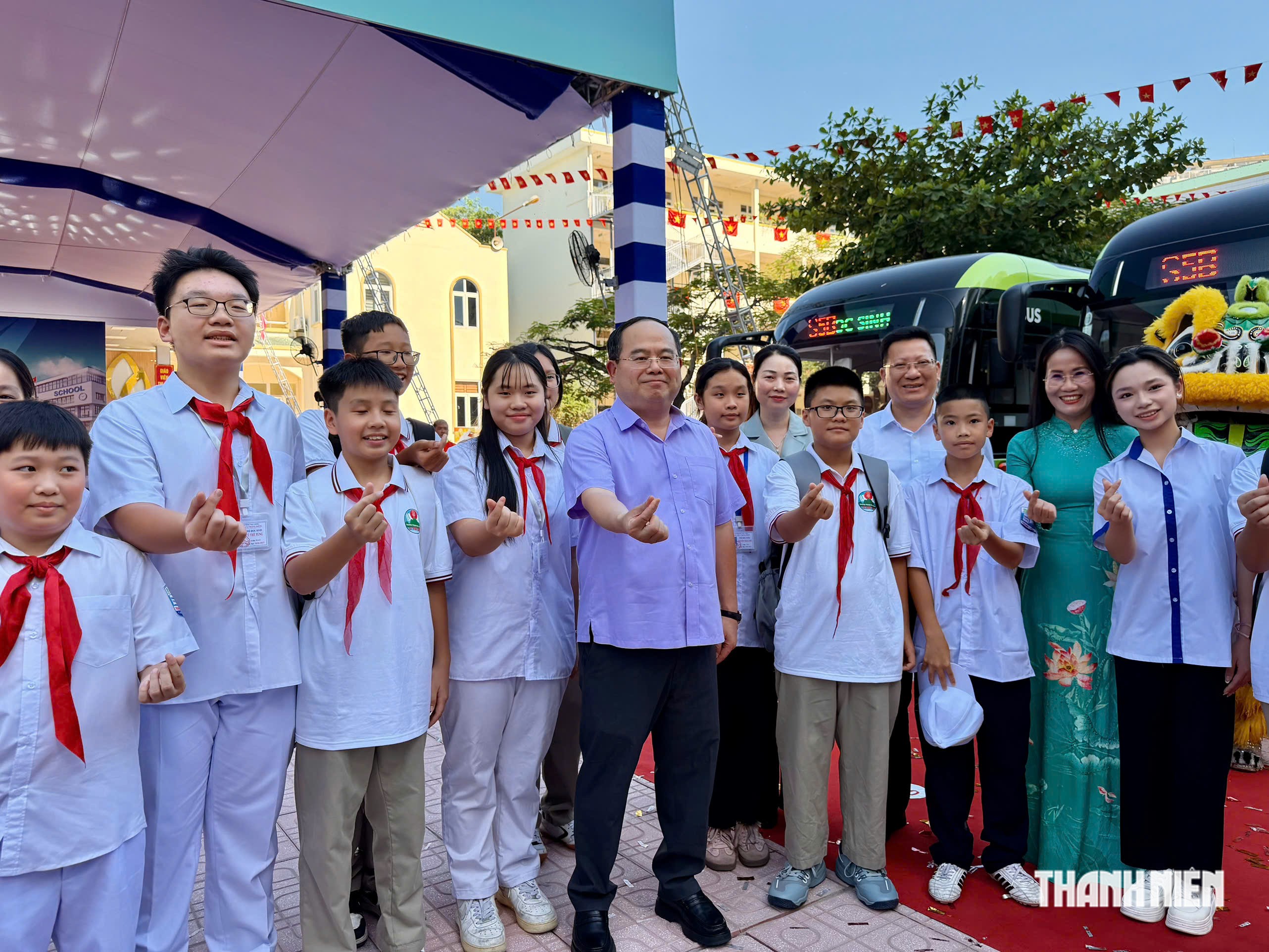 TP.Quảng Ninh khai trương xe buýt điện miễn phí đưa đón học sinh - Ảnh 1.