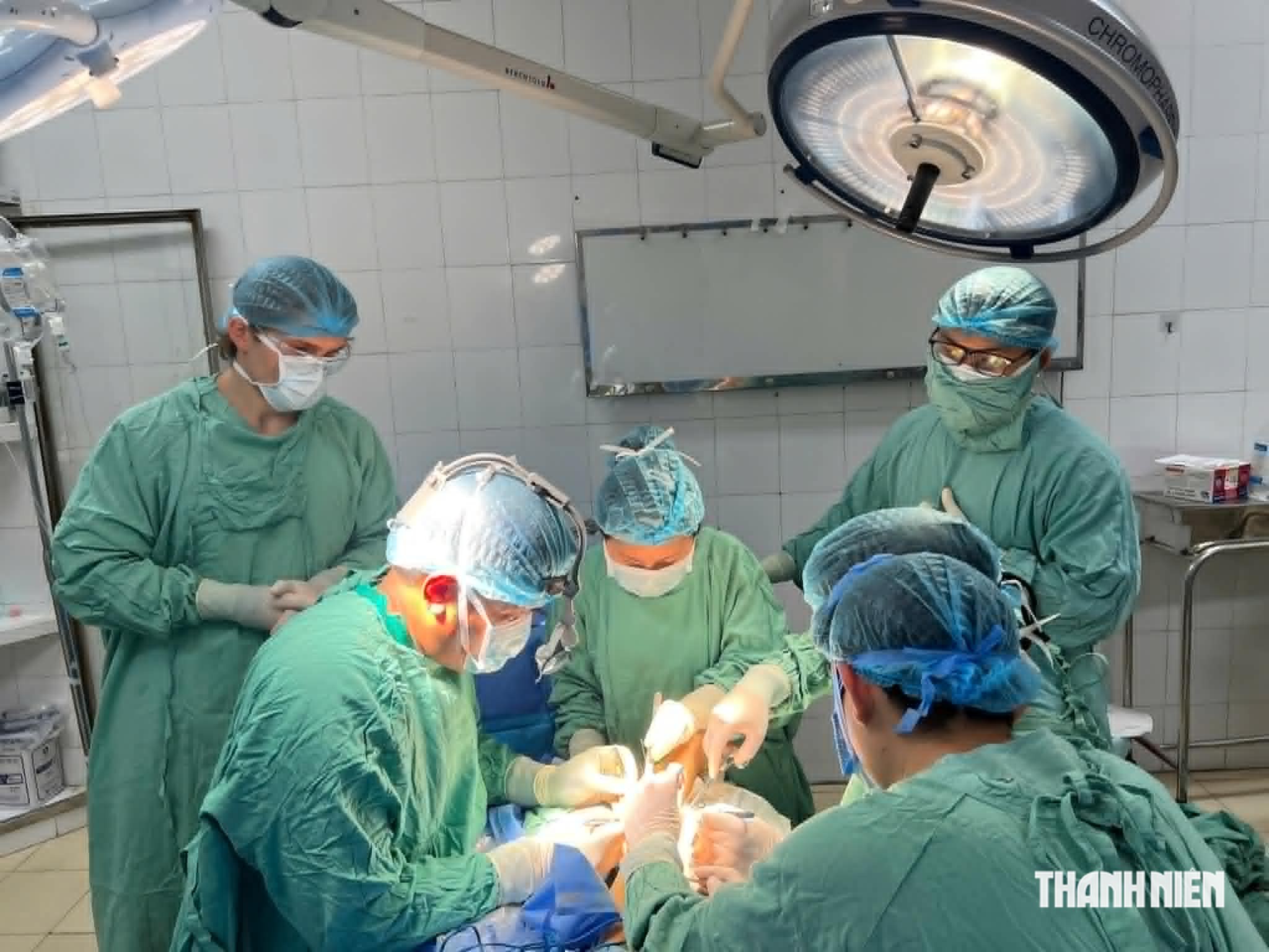 Bác sĩ Huế phẫu thuật giúp chàng trai 'khập khiễng' 20 năm đi lại bình thường- Ảnh 1.