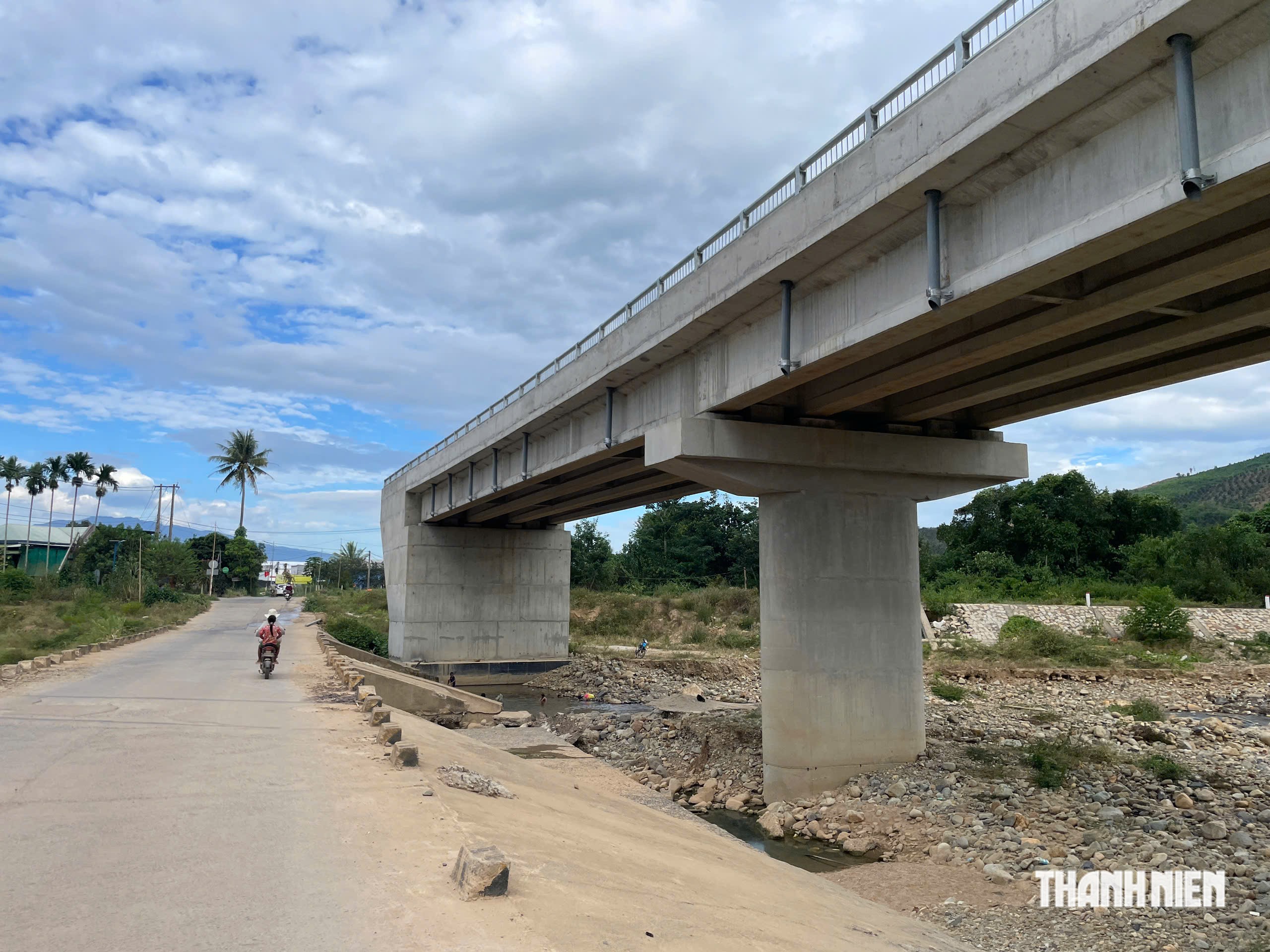 Làm cầu không xong để đó, dân miền núi lo mưa lũ chia cắt- Ảnh 3.