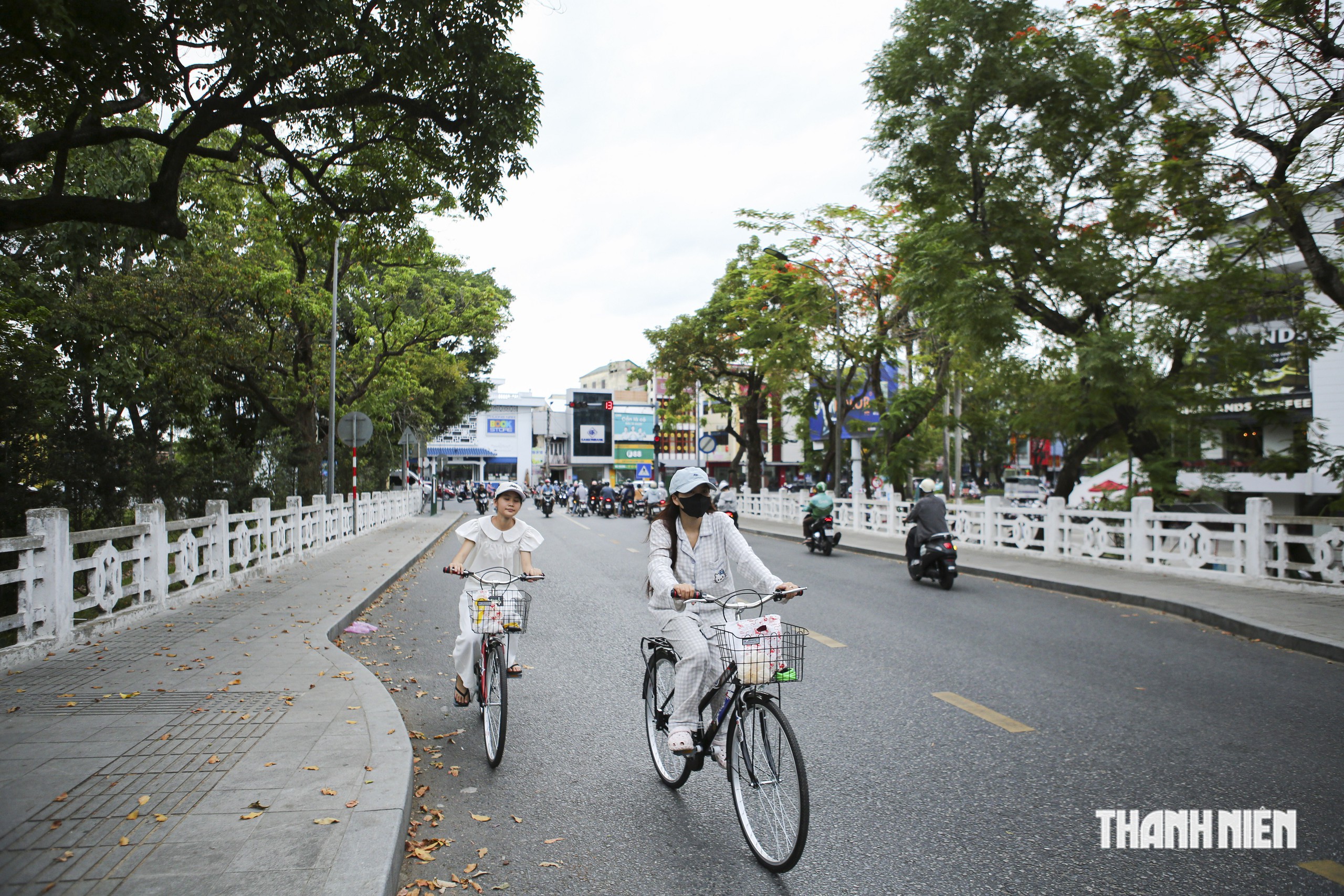 Cầu Trường Tiền rạng rỡ màu nhũ bạc nguyên bản sau đợt đại tu 12 tỉ đồng- Ảnh 6.