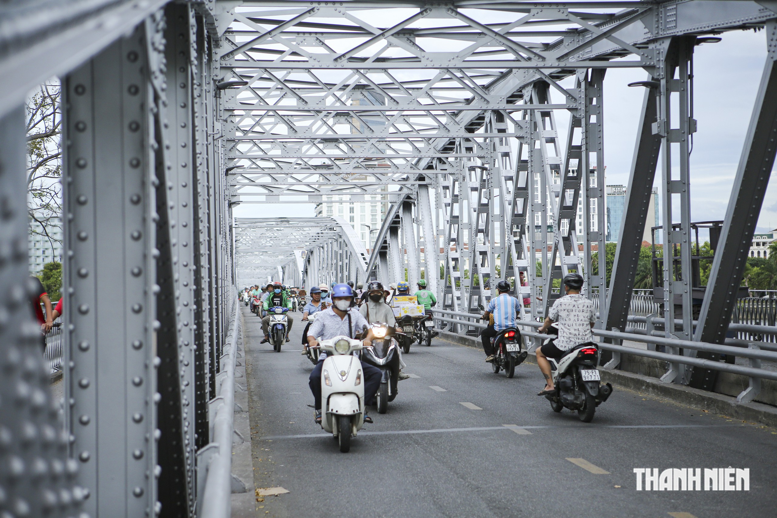 Cầu Trường Tiền rạng rỡ màu nhũ bạc nguyên bản sau đợt đại tu 12 tỉ đồng- Ảnh 8.