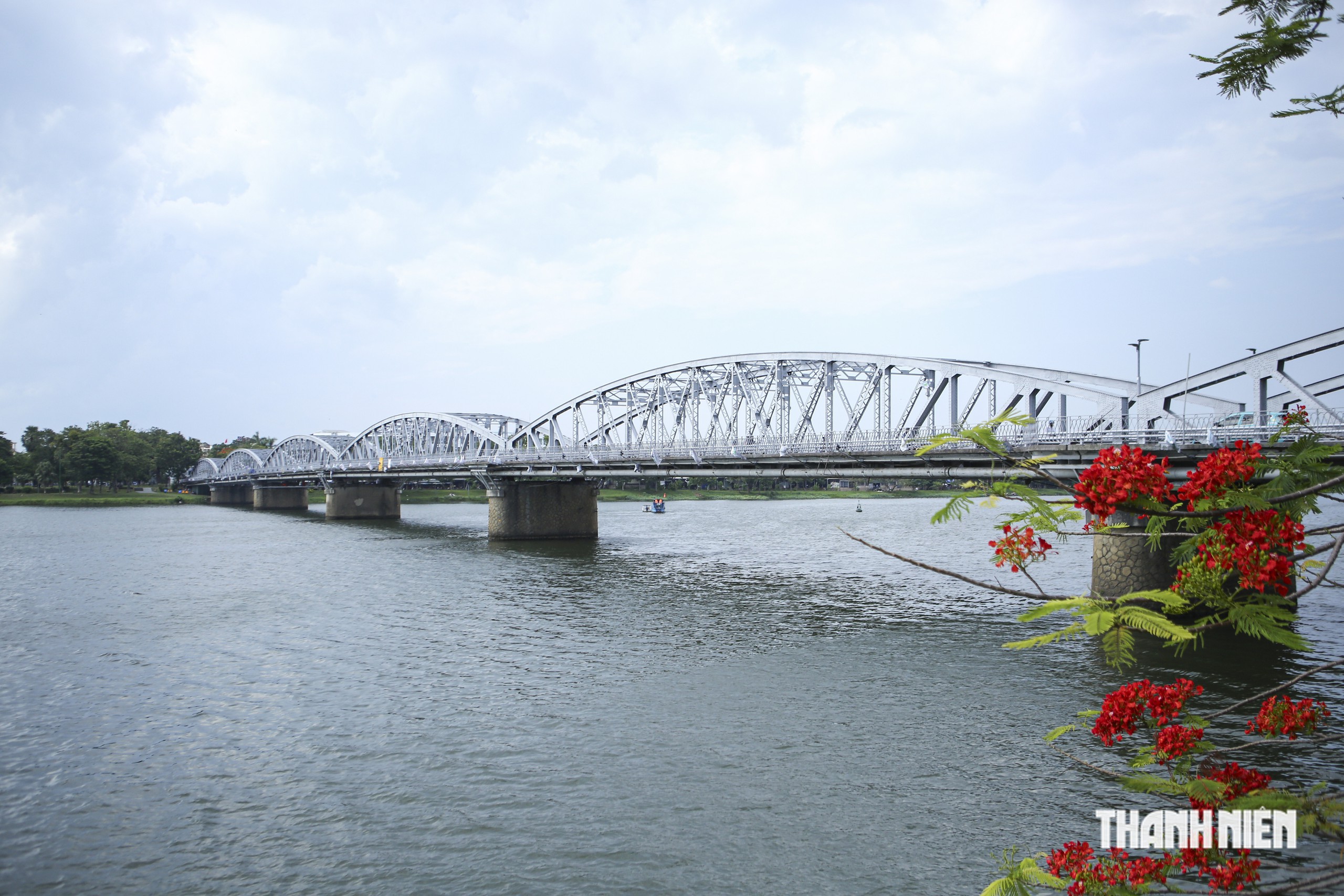 Cầu Trường Tiền rạng rỡ màu nhũ bạc nguyên bản sau đợt đại tu 12 tỉ đồng- Ảnh 9.