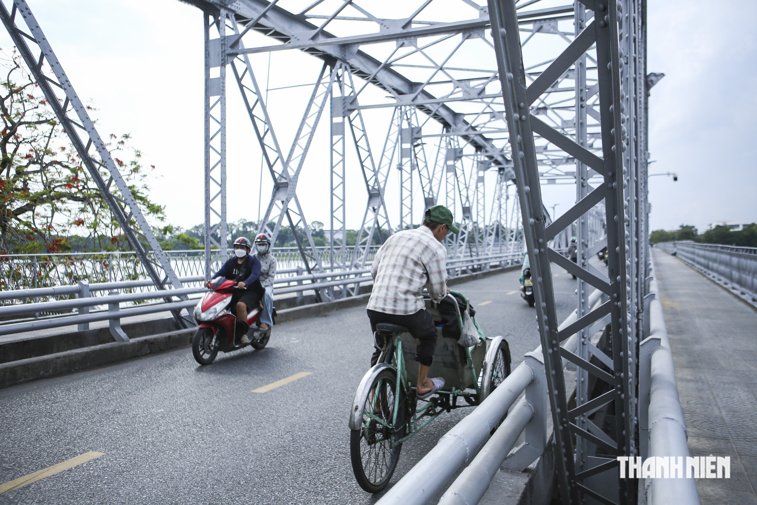 Cầu Trường Tiền rạng rỡ màu nhũ bạc nguyên bản sau đợt đại tu 12 tỉ đồng- Ảnh 10.
