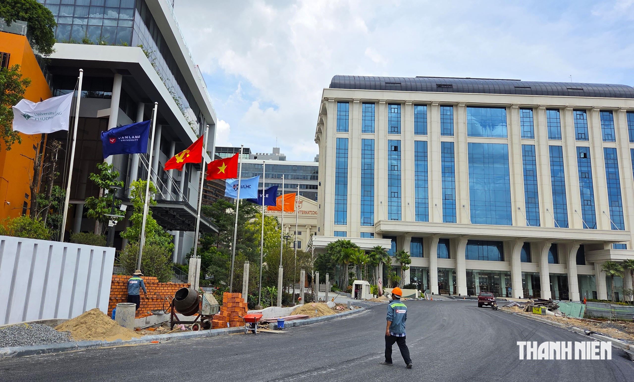 Yêu cầu Trường đại học Văn Lang dỡ hàng rào trên đường ven rạch Xuyên Tâm - Ảnh 2.