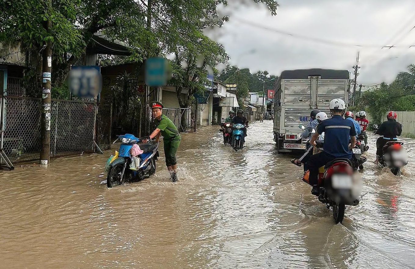 CSGT hỗ trợ người dân 'vượt khó' qua đoạn đường bị ngập nặng - Ảnh 3.