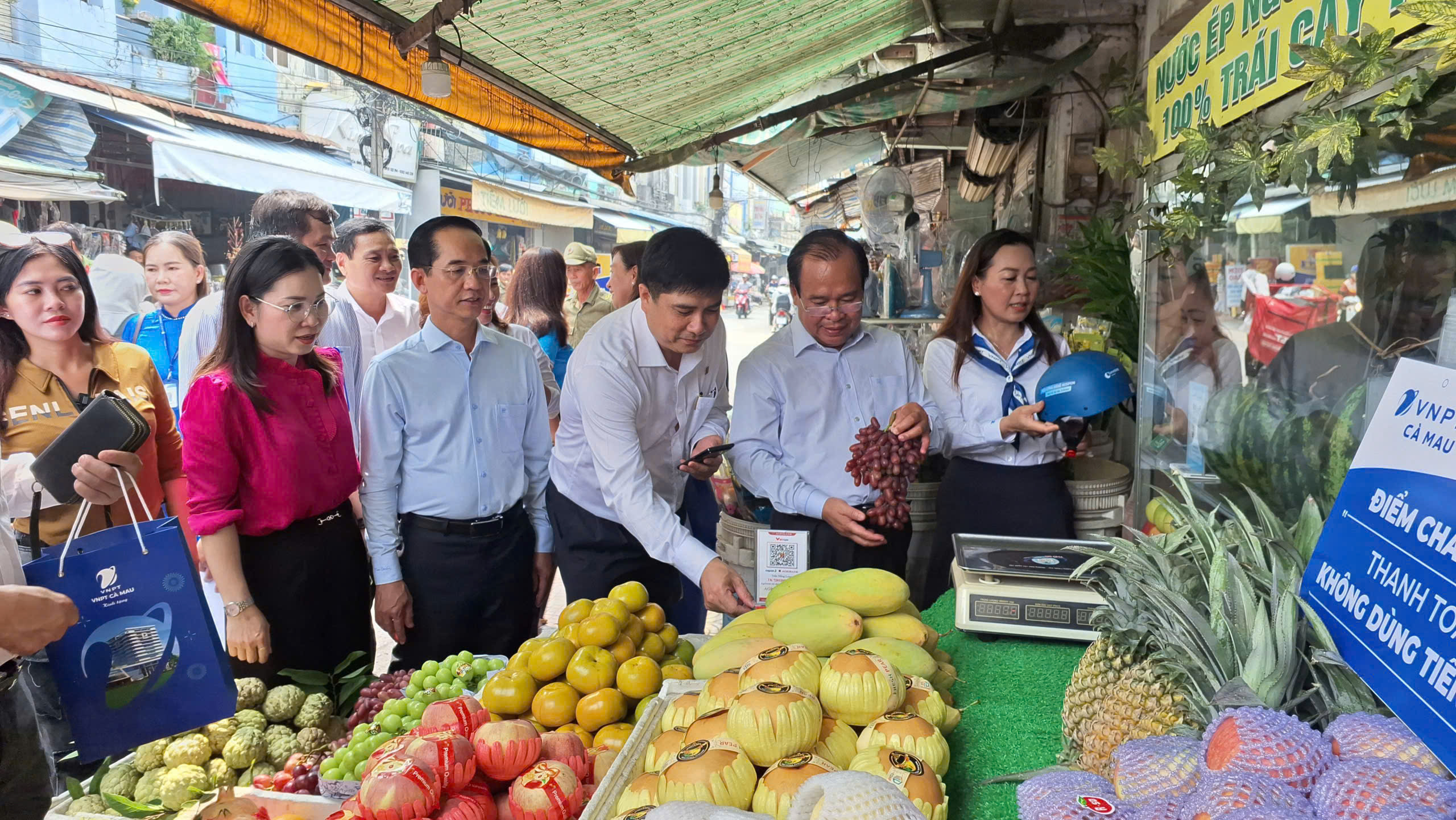 Cà Mau đưa chuyển đổi số đến gần người dân - Ảnh 1.