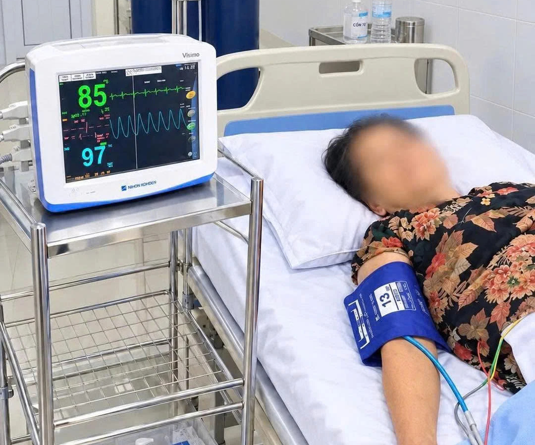 Ăn nấm và cua, người phụ nữ nhập viện nghi do ngộ độc - Ảnh 1.