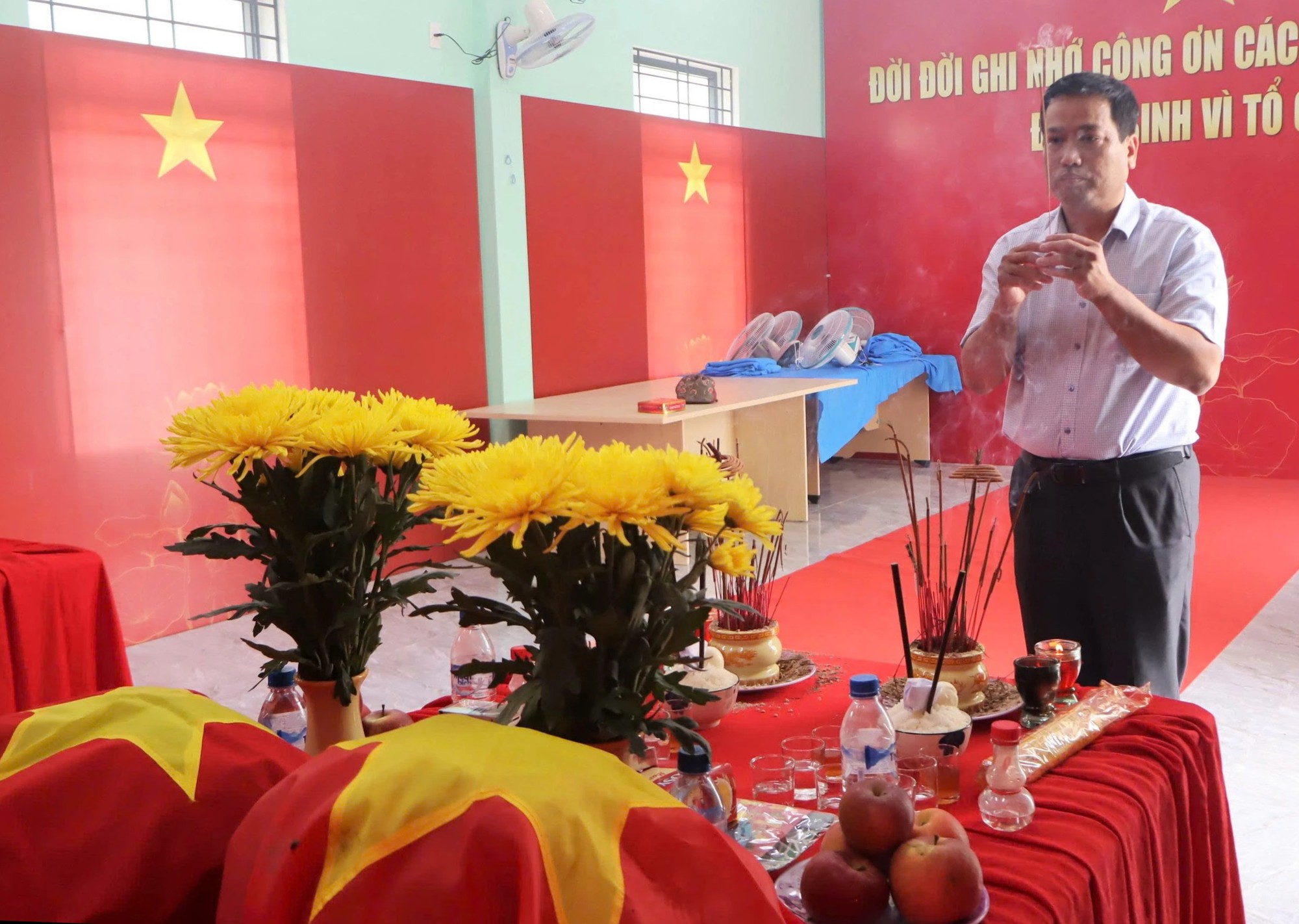 Quảng Ngãi phát hiện tăng, võng, cúc áo cùng 3 hài cốt liệt sĩ - Ảnh 3.