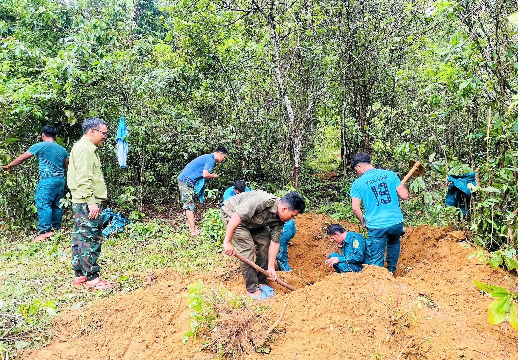 Quảng Ngãi phát hiện tăng, võng, cúc áo cùng 3 hài cốt liệt sĩ - Ảnh 2.