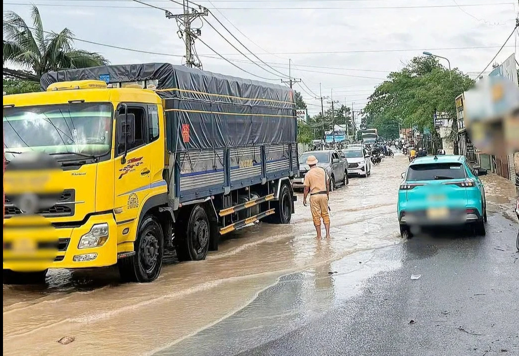 CSGT hỗ trợ người dân 'vượt khó' qua đoạn đường bị ngập nặng - Ảnh 4.