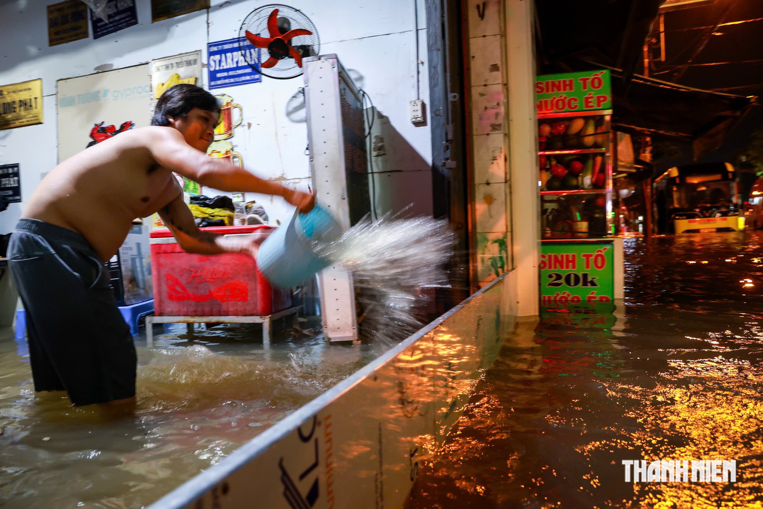 Đường Phan Uy Ích ngập 1 mét, người dân lội nước về nhà sau mưa lớn - Ảnh 7.