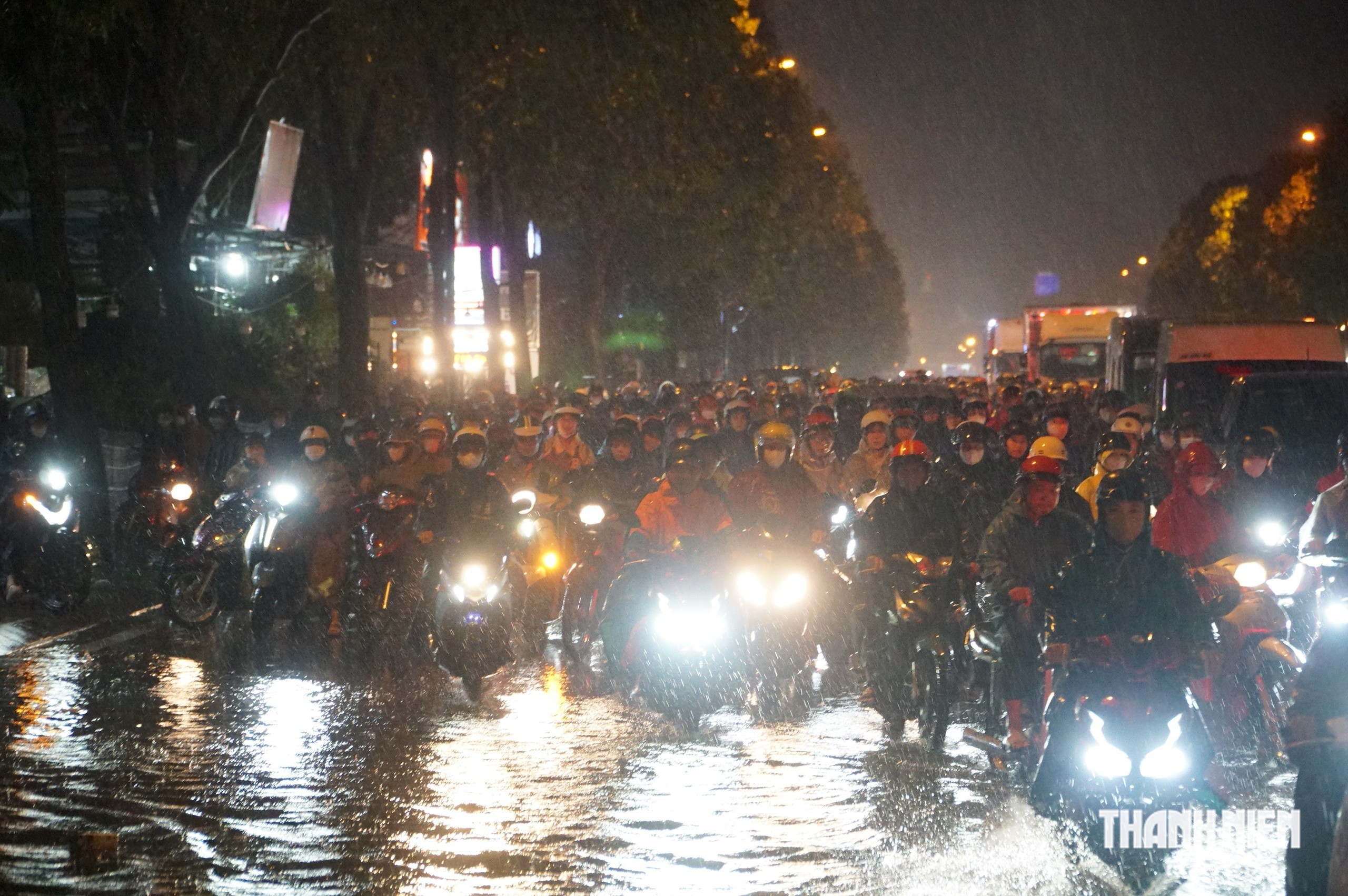Chiều nay mưa lớn, ngập nước, kẹt xe gần 3 km trên đường Phạm Văn Đồng - Ảnh 1.