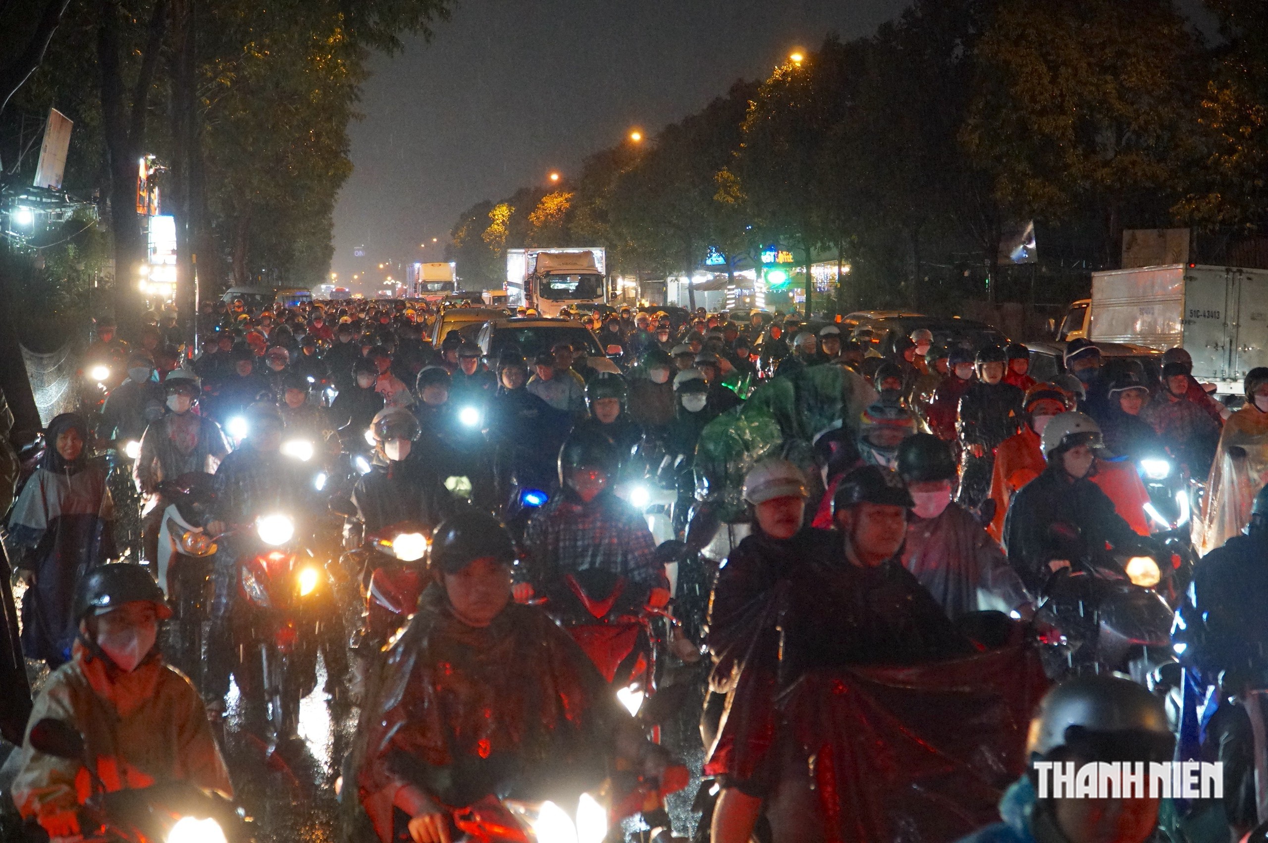 Chiều nay mưa lớn, ngập nước, kẹt xe gần 3 km trên đường Phạm Văn Đồng - Ảnh 4.