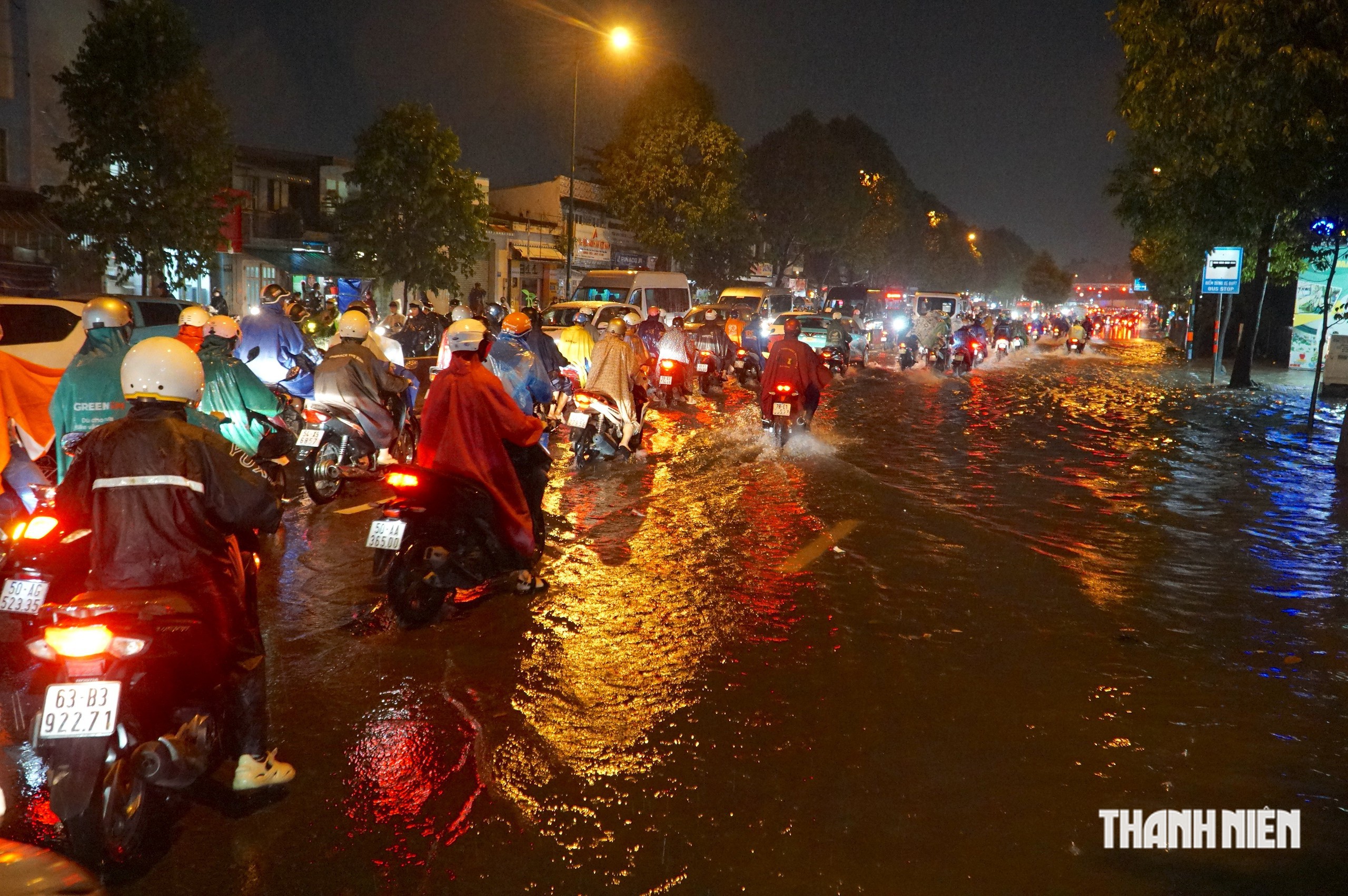 Chiều nay mưa lớn, ngập nước, kẹt xe gần 3 km trên đường Phạm Văn Đồng - Ảnh 8.