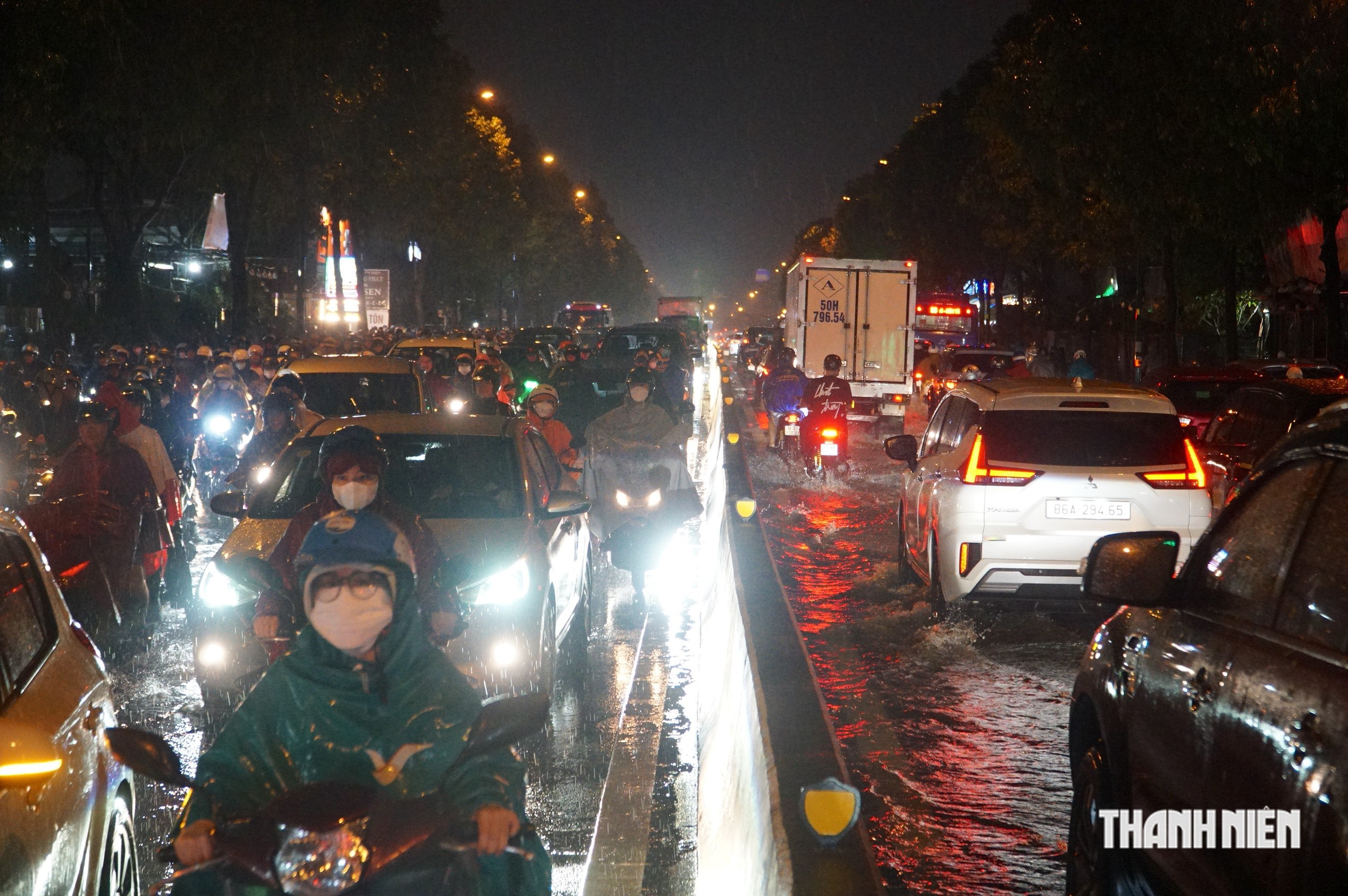 Chiều nay mưa lớn, ngập nước, kẹt xe gần 3 km trên đường Phạm Văn Đồng - Ảnh 2.