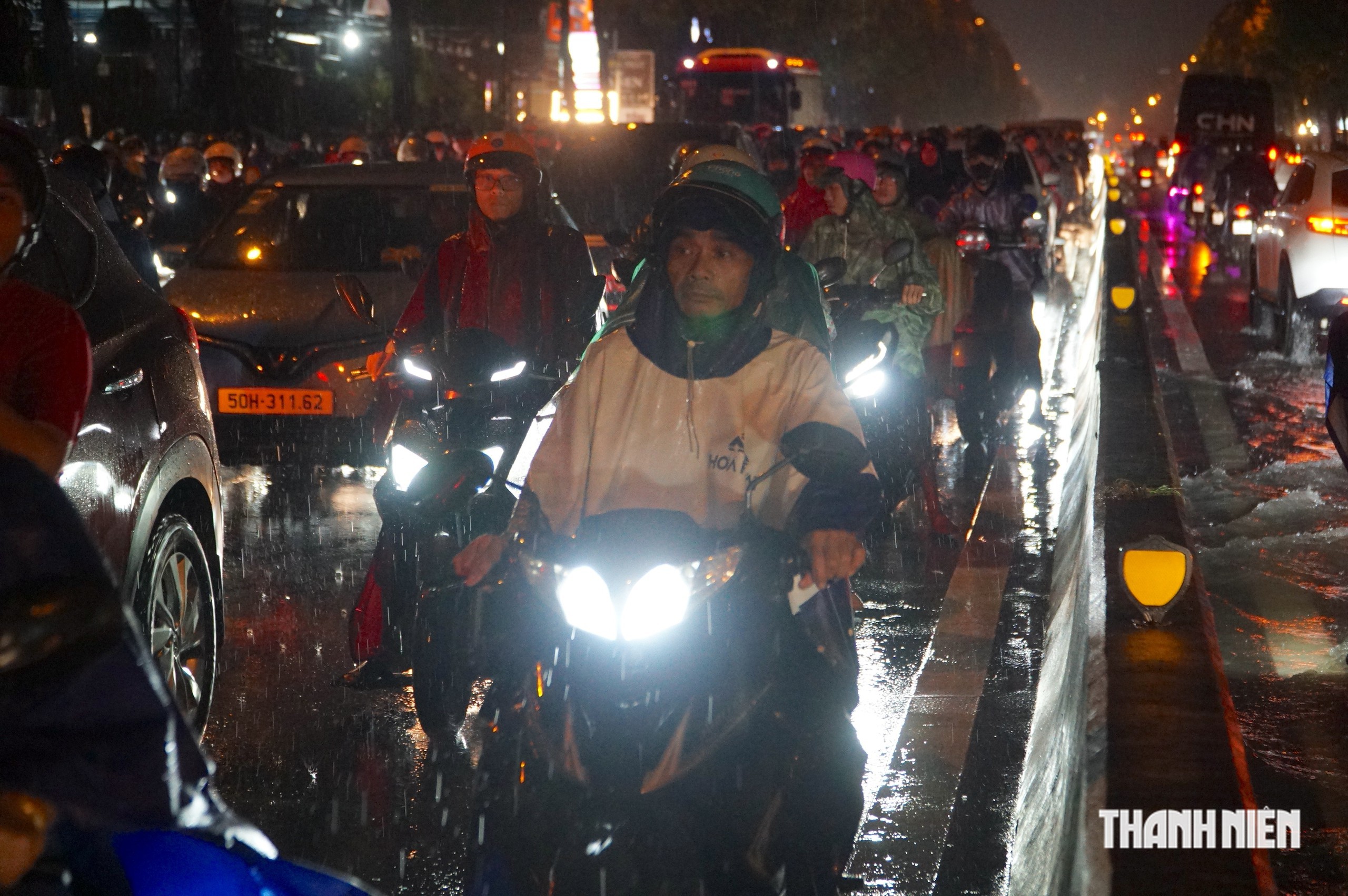 Chiều nay mưa lớn, ngập nước, kẹt xe gần 3 km trên đường Phạm Văn Đồng - Ảnh 5.