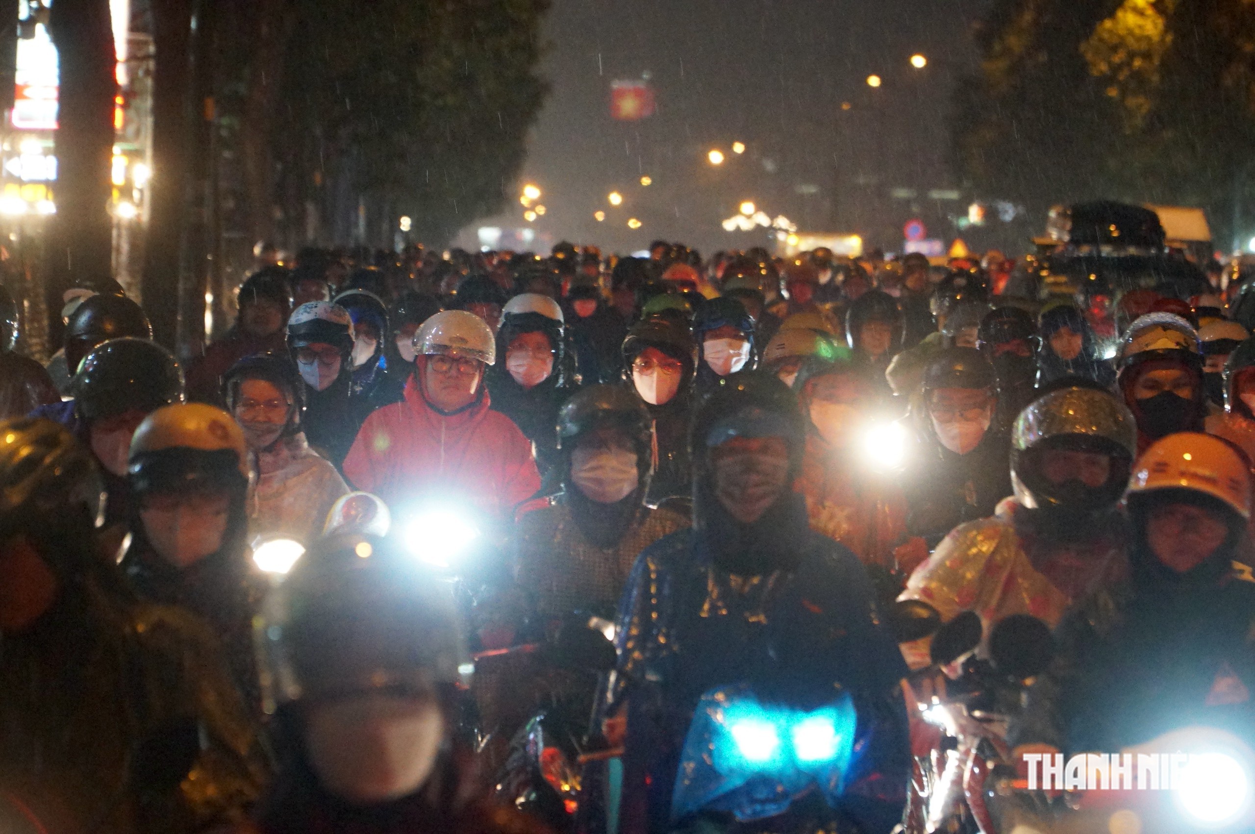 Chiều nay mưa lớn, ngập nước, kẹt xe gần 3 km trên đường Phạm Văn Đồng - Ảnh 6.