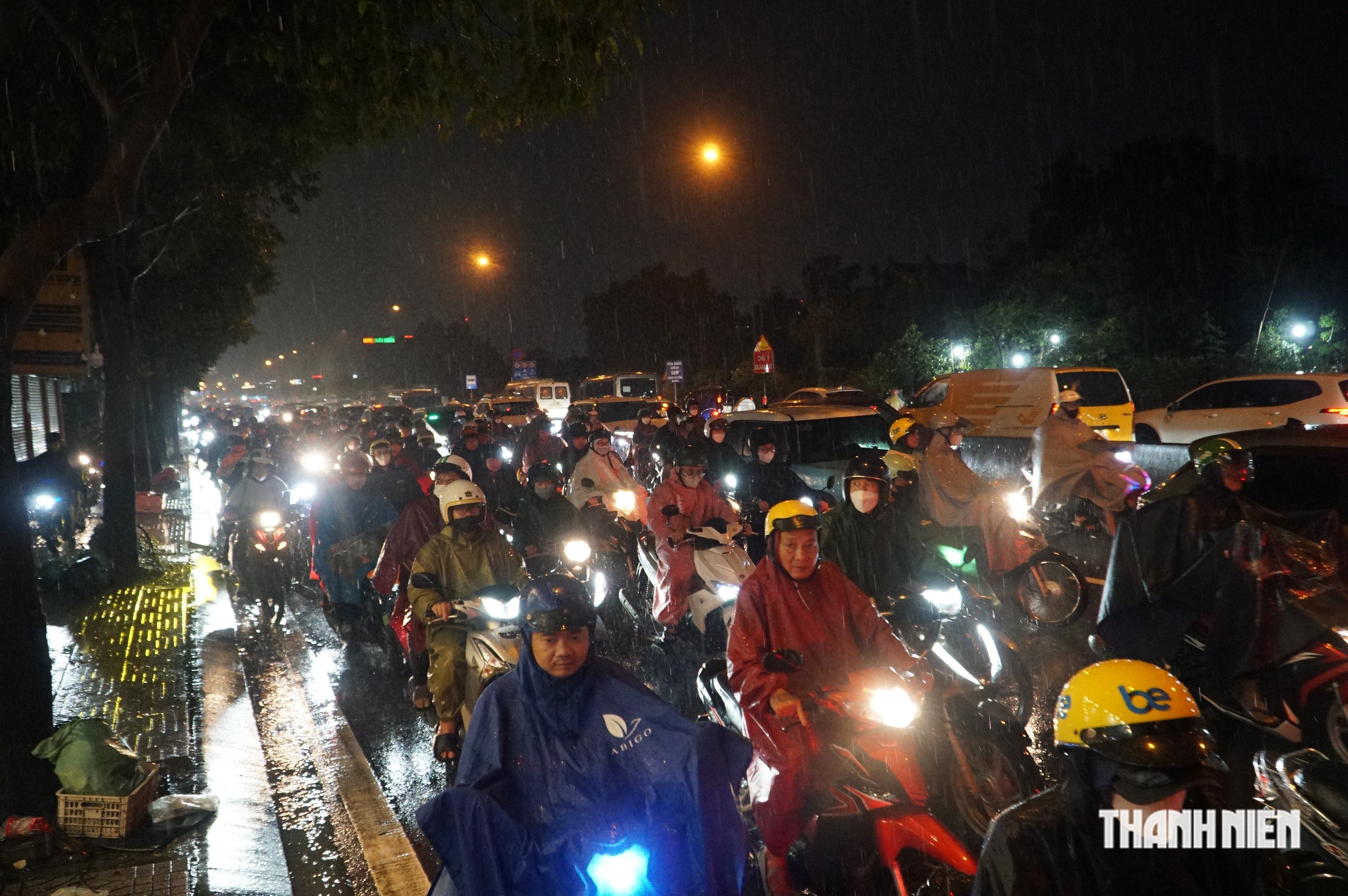 Chiều nay mưa lớn, ngập nước, kẹt xe gần 3 km trên đường Phạm Văn Đồng - Ảnh 7.