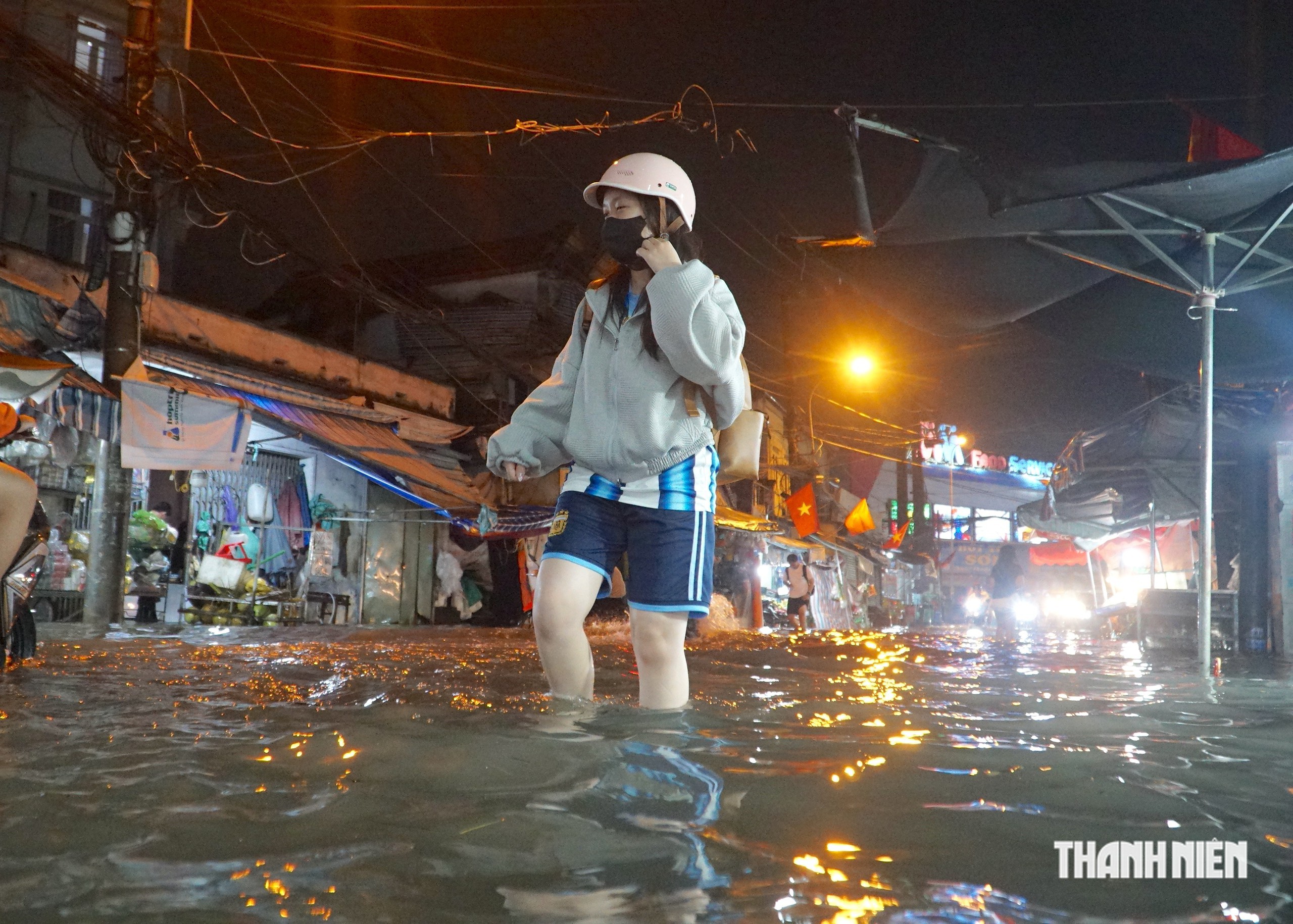 Sau mưa lớn, đường và nhà ở TP.HCM bị ngập hơn 5 tiếng vẫn chưa hết - Ảnh 3.