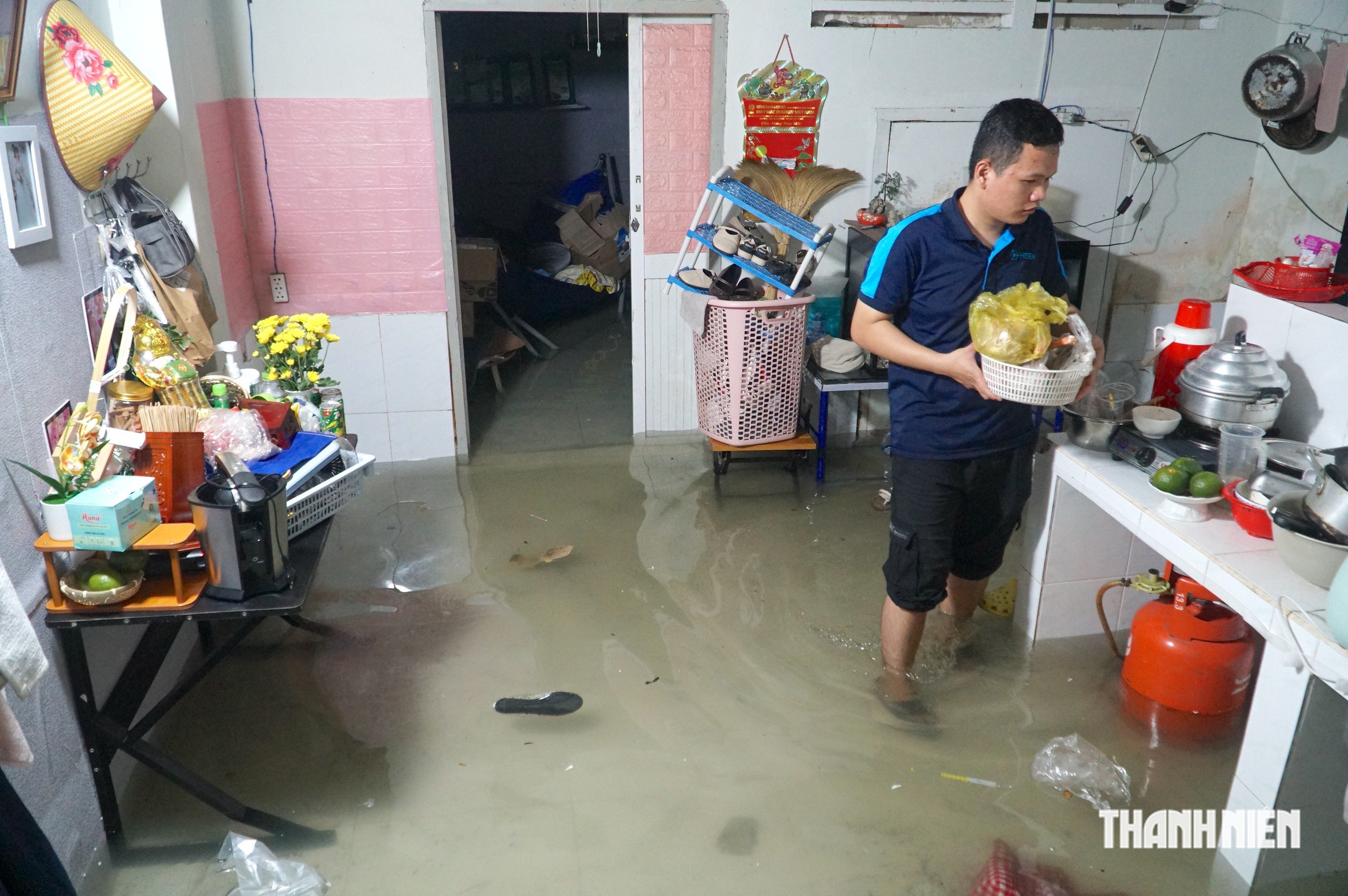 Sau mưa lớn, đường và nhà ở TP.HCM bị ngập hơn 5 tiếng vẫn chưa hết - Ảnh 6.