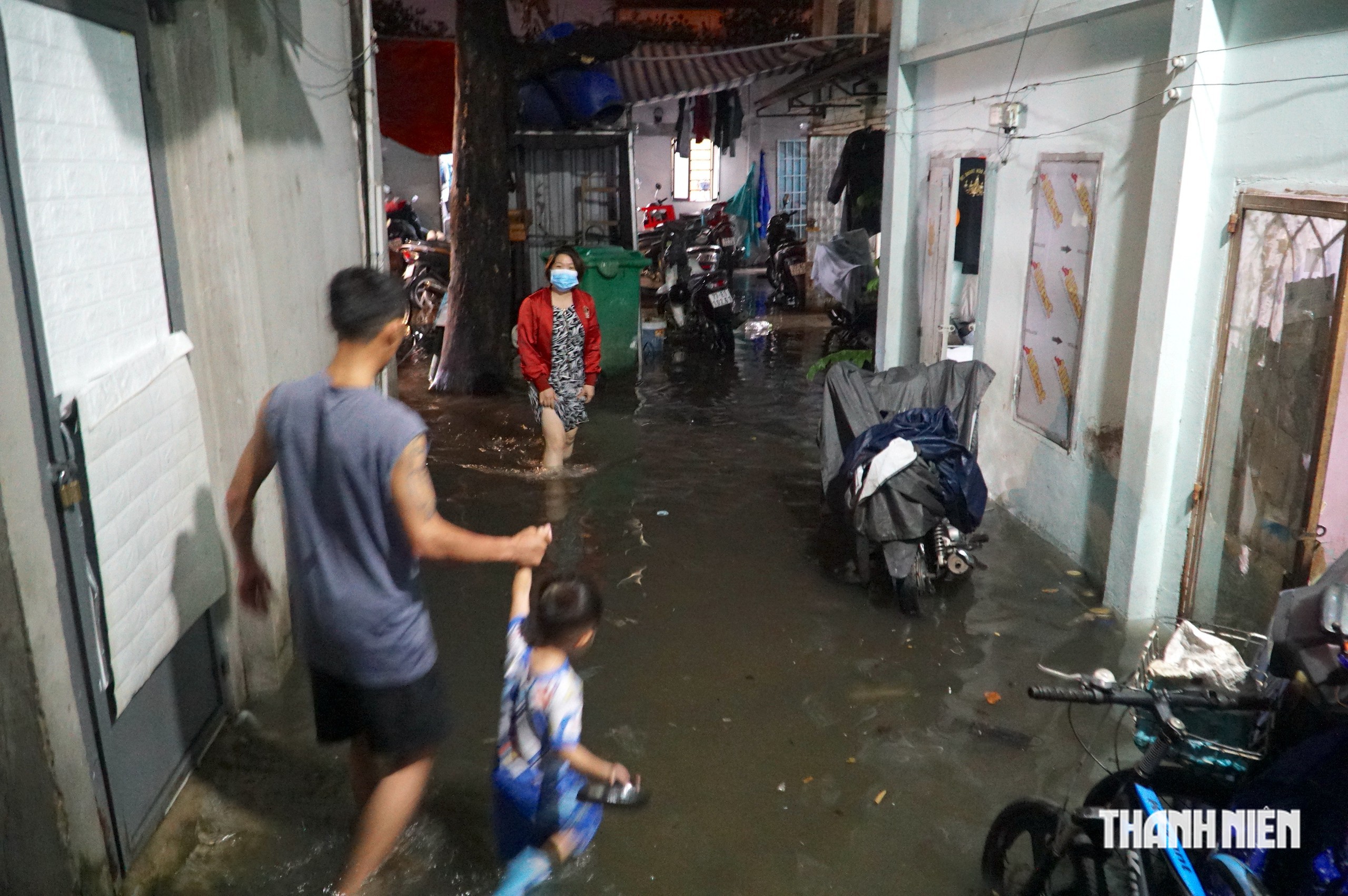 Sau mưa lớn, đường và nhà ở TP.HCM bị ngập hơn 5 tiếng vẫn chưa hết - Ảnh 5.