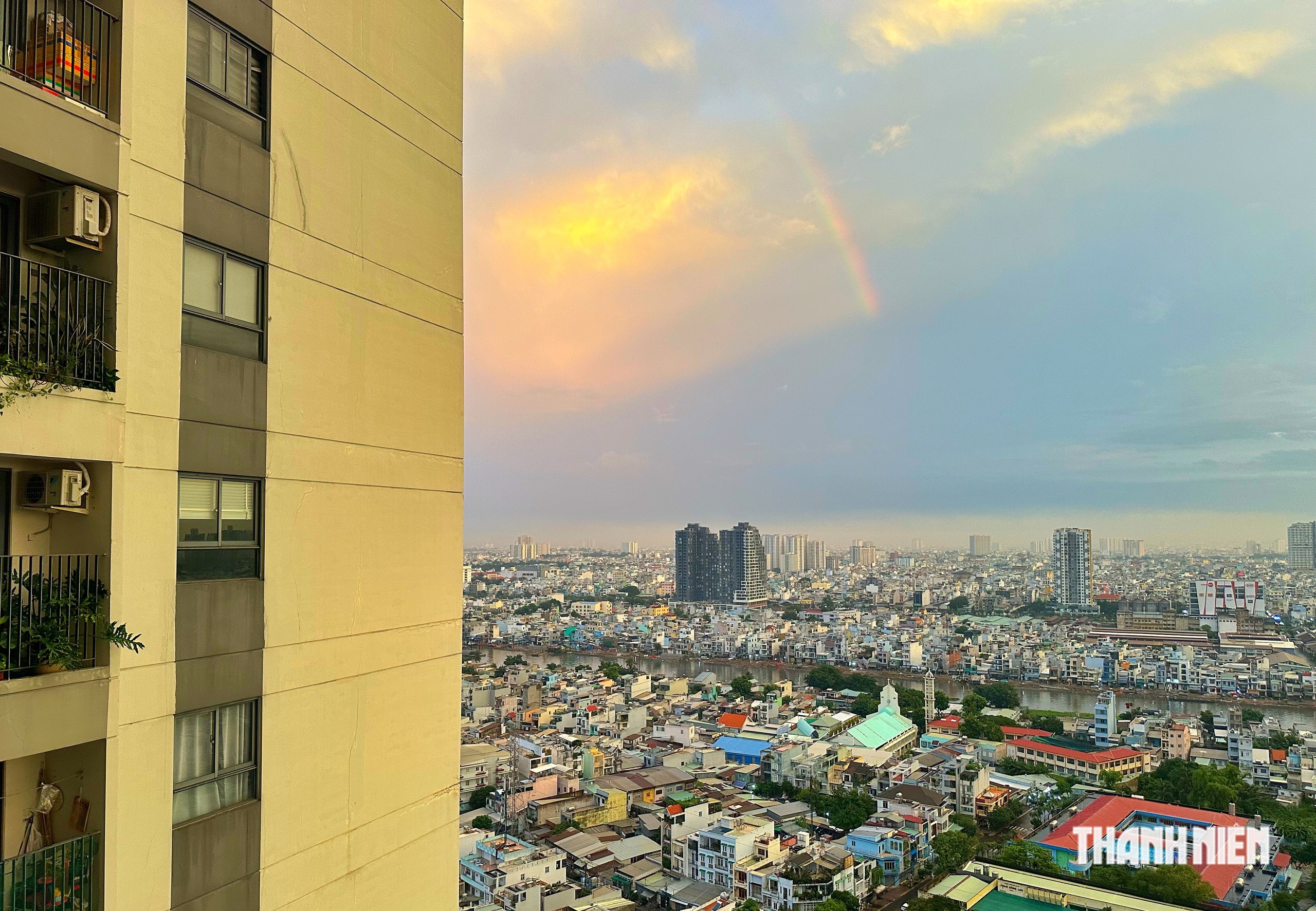 Sáng nay xuất hiện cầu vồng rồi mưa trắng trời: Khu dân cư ở TP.HCM ngập nặng - Ảnh 2.