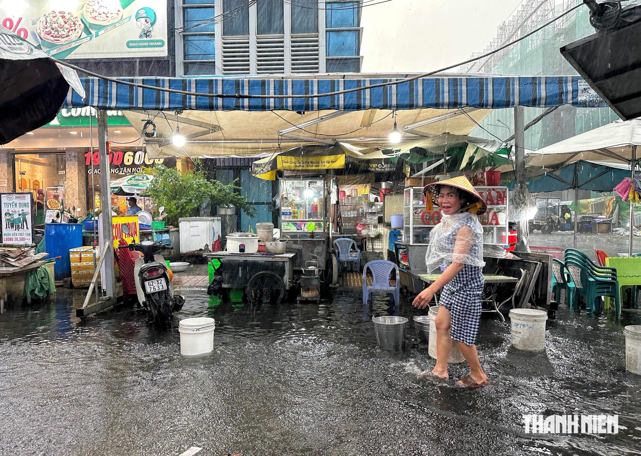 Chiều tối nay mưa lớn và triều cường ở TP.HCM: Đường thành 'biển nước', không bóng xe - Ảnh 5.