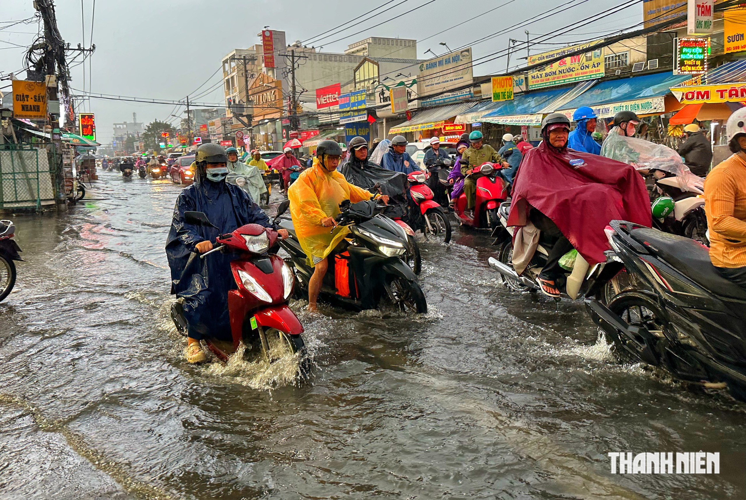 Chiều tối nay mưa lớn và triều cường ở TP.HCM: Đường thành 'biển nước', không bóng xe - Ảnh 4.