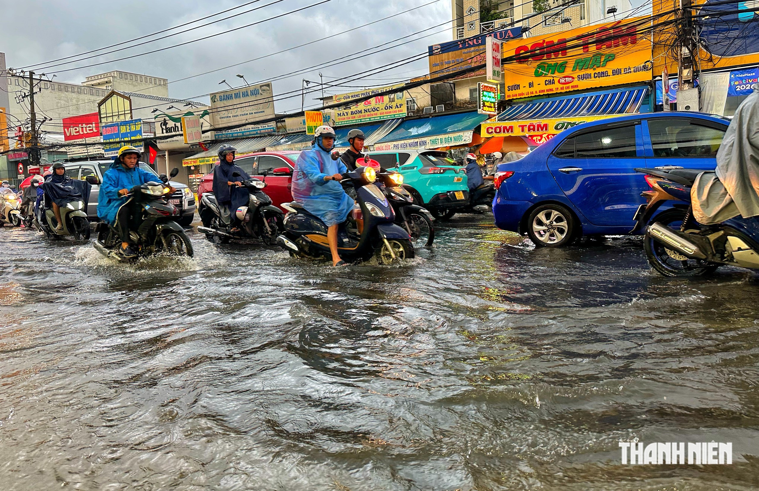 Chiều tối nay mưa lớn và triều cường ở TP.HCM: Đường thành 'biển nước', không bóng xe - Ảnh 3.