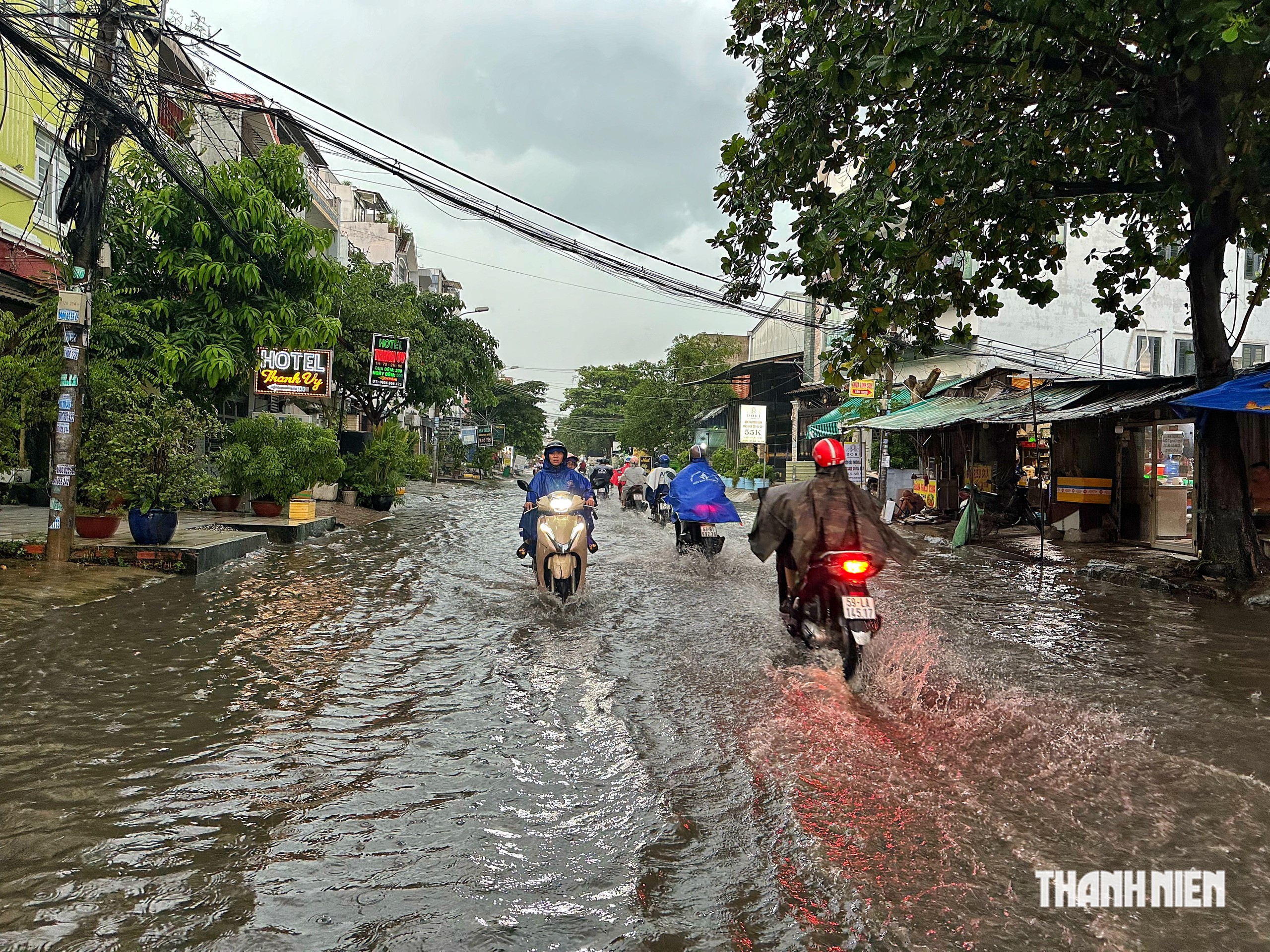 Chiều tối nay mưa lớn và triều cường ở TP.HCM: Đường thành 'biển nước', không bóng xe - Ảnh 8.