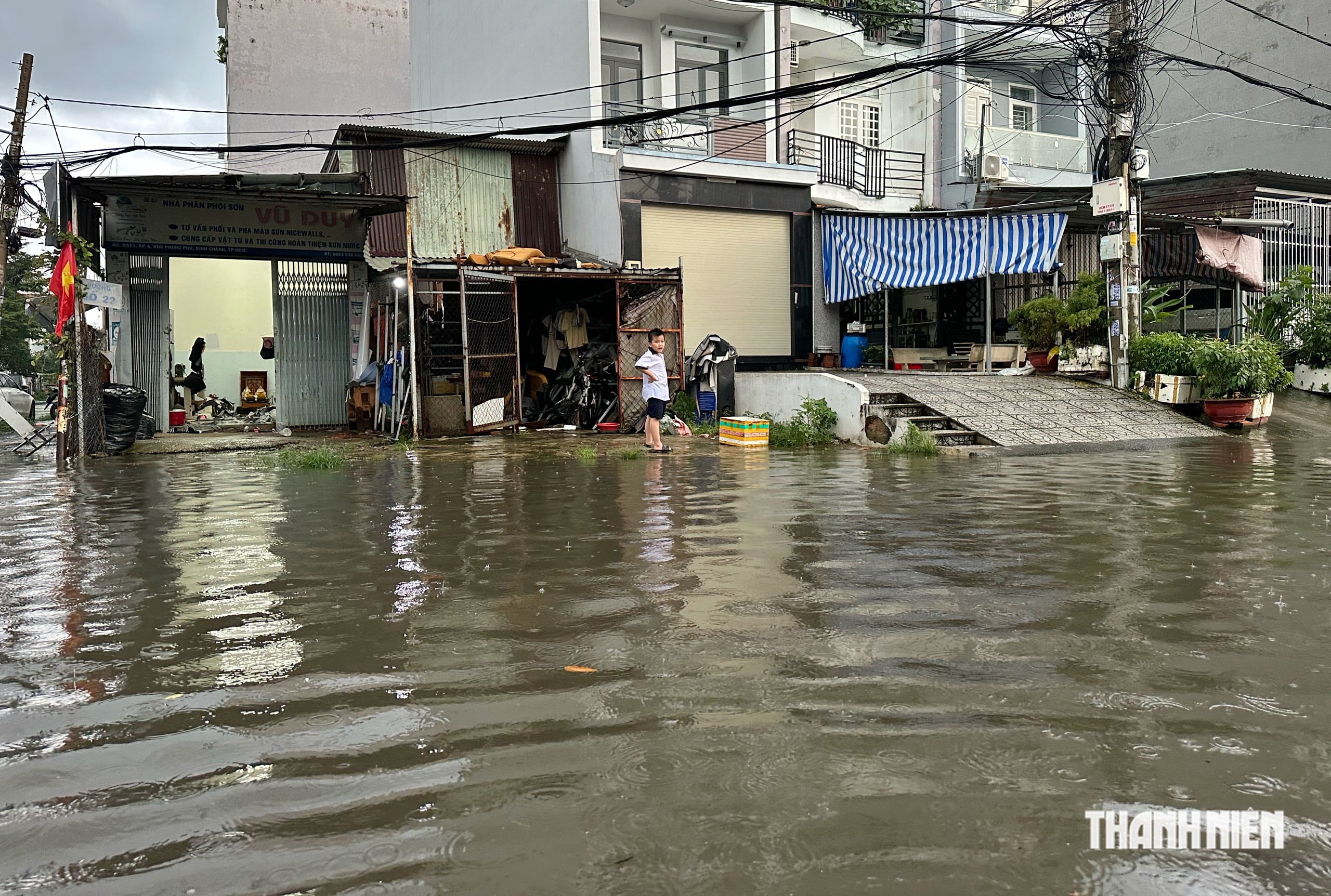 Chiều tối nay mưa lớn và triều cường ở TP.HCM: Đường thành 'biển nước', không bóng xe - Ảnh 6.
