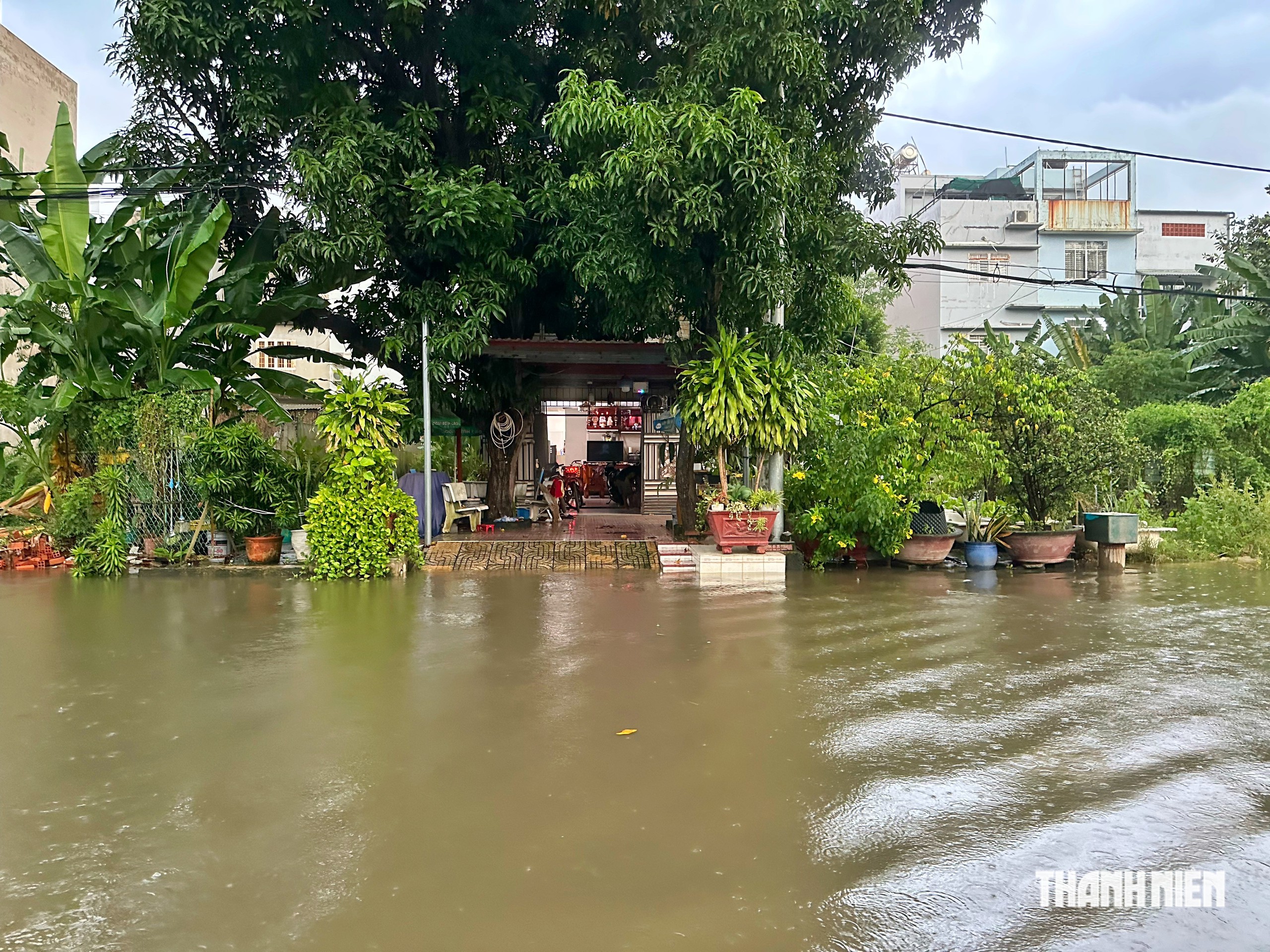 Chiều tối nay mưa lớn và triều cường ở TP.HCM: Đường thành 'biển nước', không bóng xe - Ảnh 7.