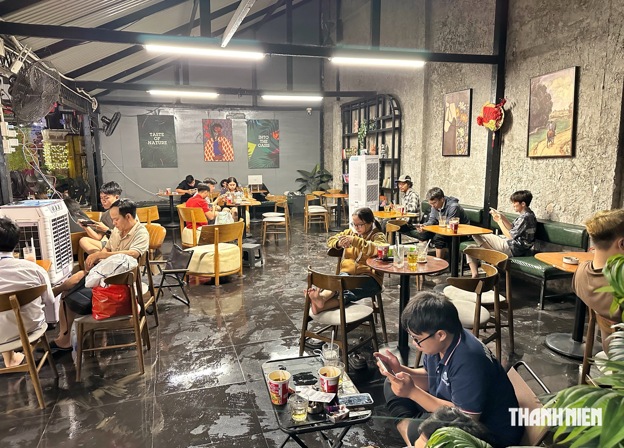 Đường Phan Huy Ích ngập sâu cả mét ở TP.HCM, nhiều người mắc kẹt tới nửa đêm- Ảnh 6.