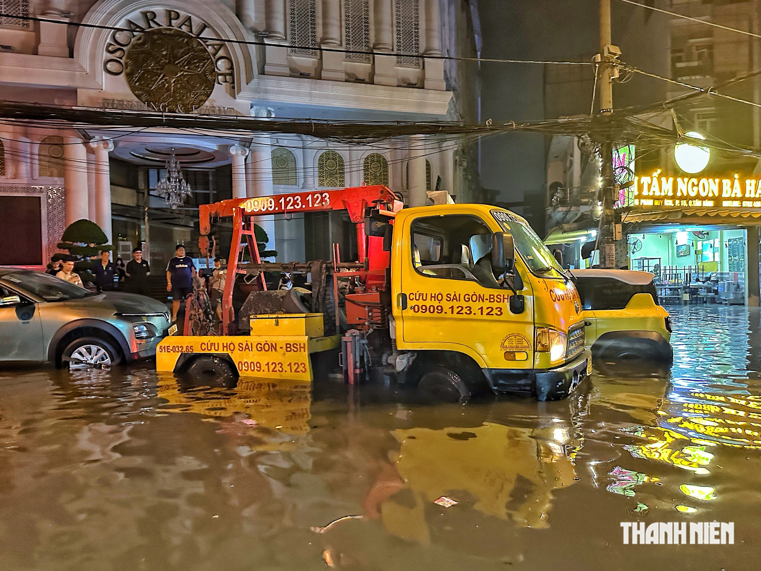 Đường Phan Huy Ích ngập sâu cả mét ở TP.HCM, nhiều người mắc kẹt tới nửa đêm- Ảnh 17.